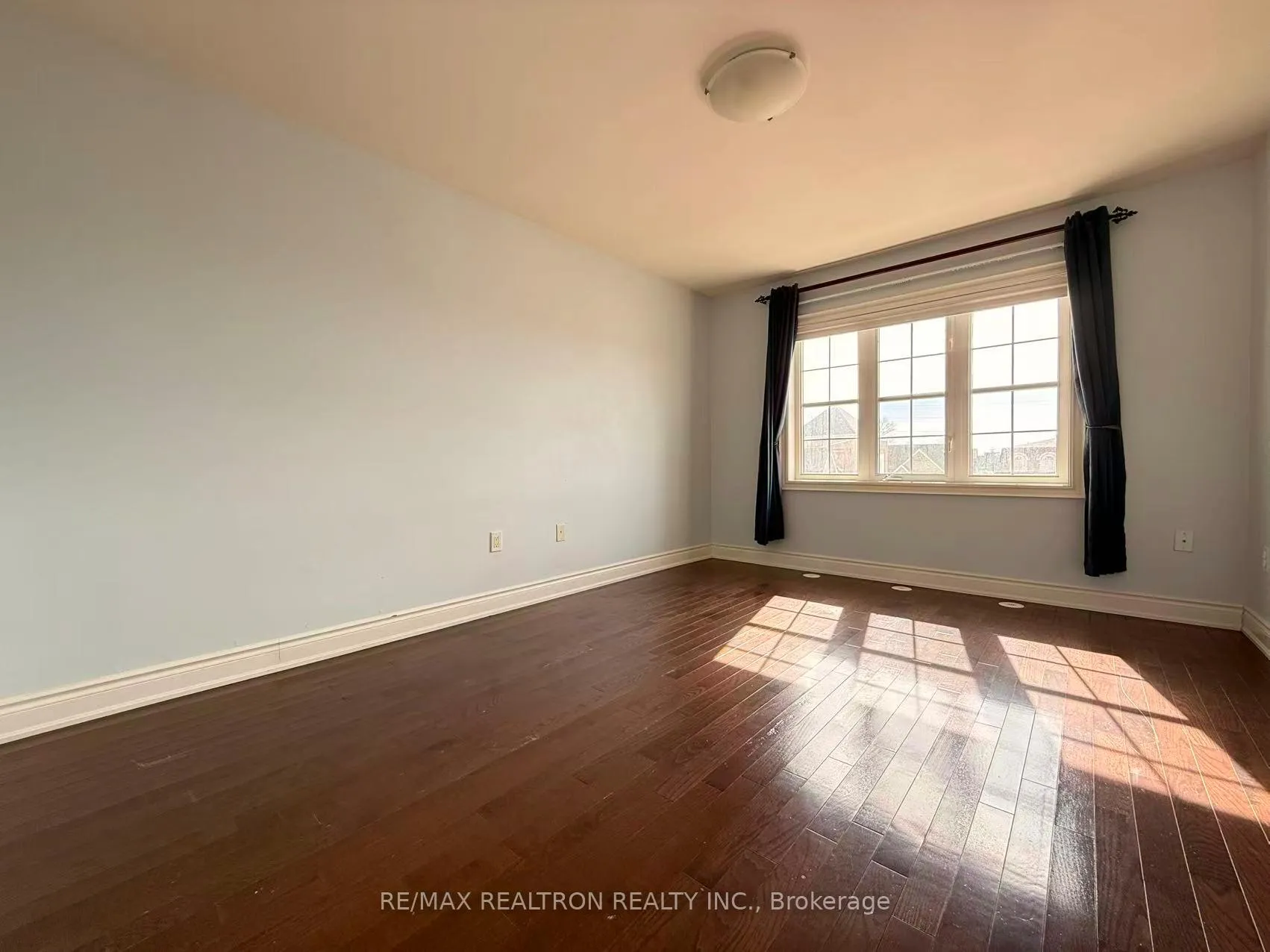 Photo 15 of 19 Golden Spruce Lane, Vaughan, Maple — HOMEH