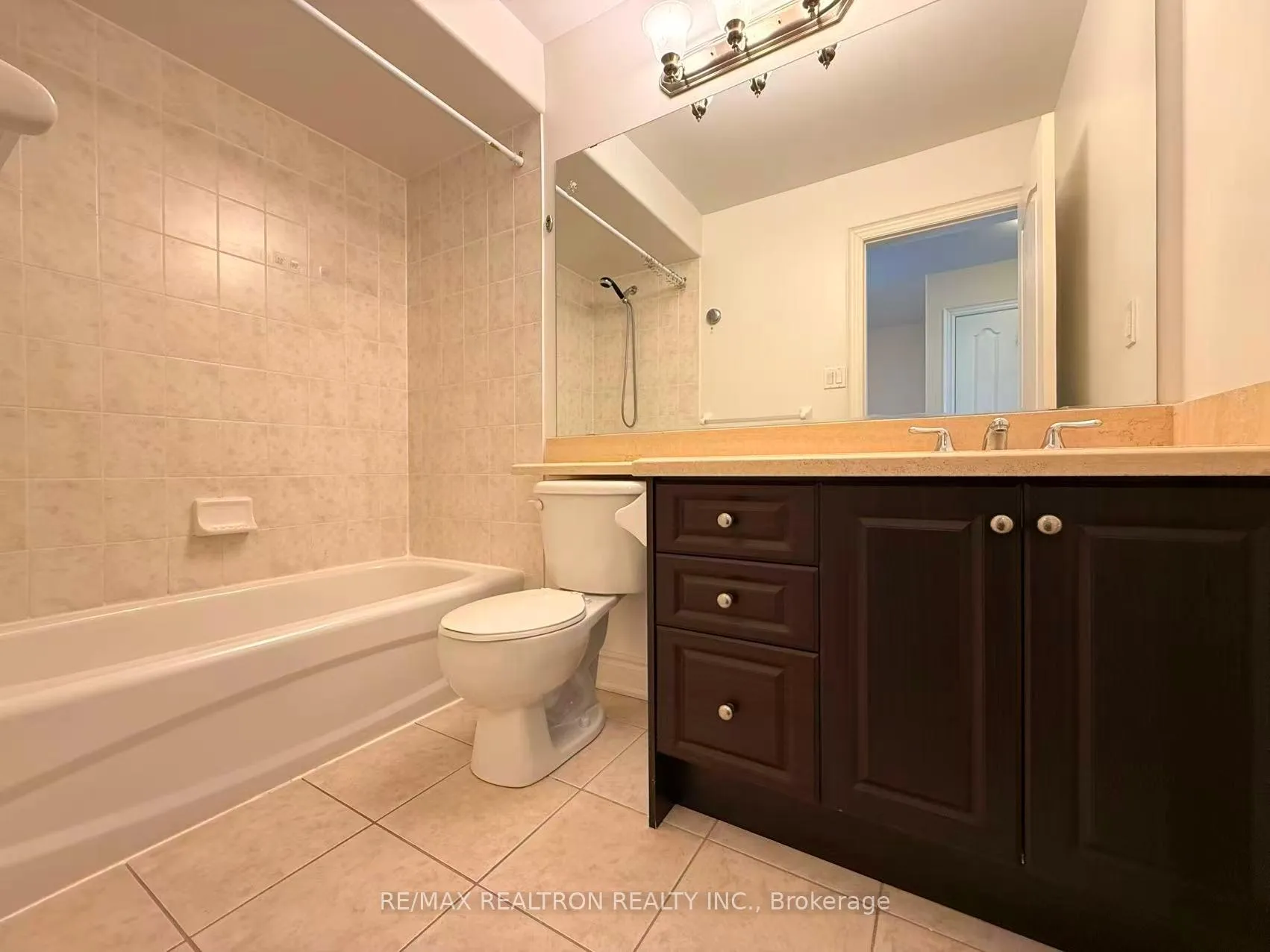 Photo 21 of 19 Golden Spruce Lane, Vaughan, Maple — HOMEH