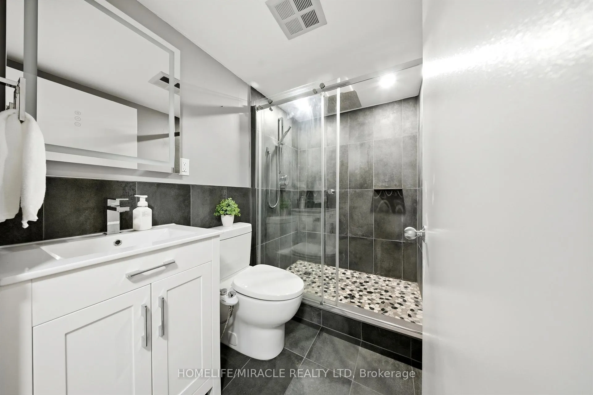 Photo 4 of Unit 1705, 41 Markbrook Lane, Etobicoke, Mount Olive-Silverstone-Jamestown — HOMEH
