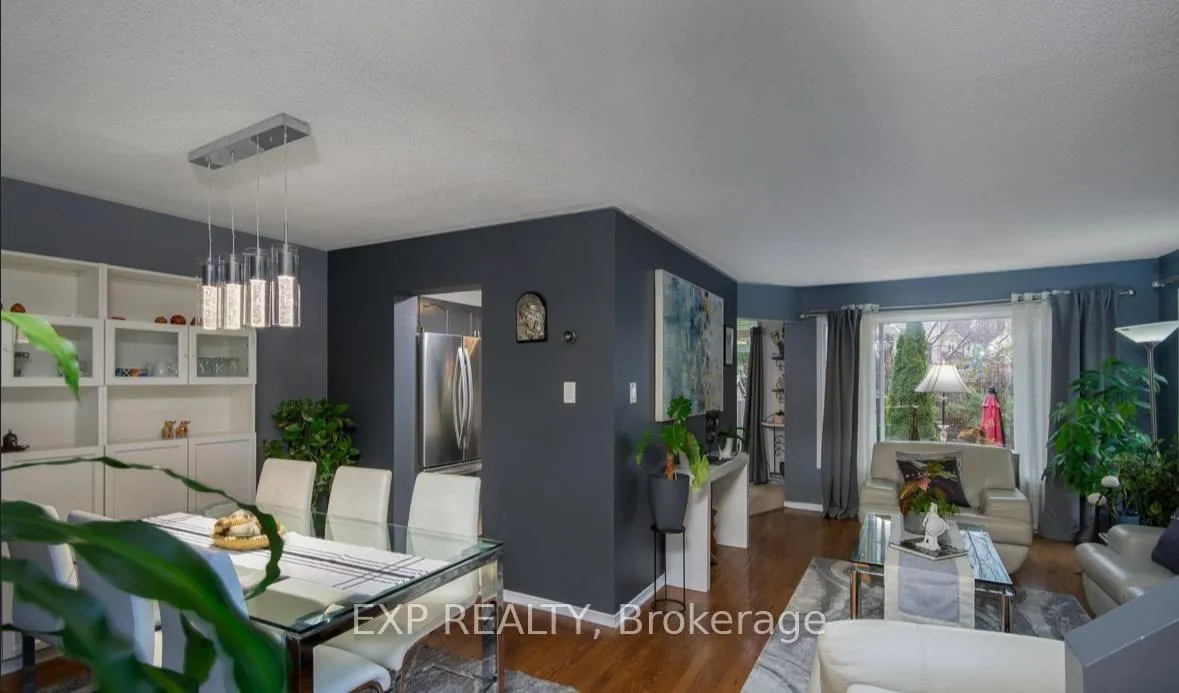 Photo 3 of 61 Flowertree Crescent, Ottawa, Kanata - Emerald Meadows/Trailwest — HOMEH