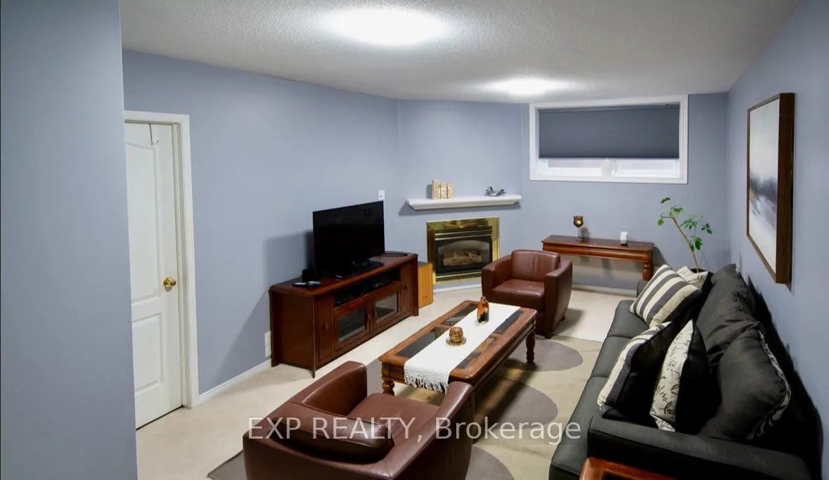 Photo 4 of 61 Flowertree Crescent, Ottawa, Kanata - Emerald Meadows/Trailwest — HOMEH