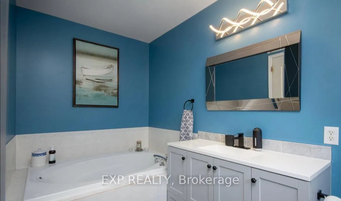 Photo 13 of 61 Flowertree Crescent, Ottawa, Kanata - Emerald Meadows/Trailwest — HOMEH
