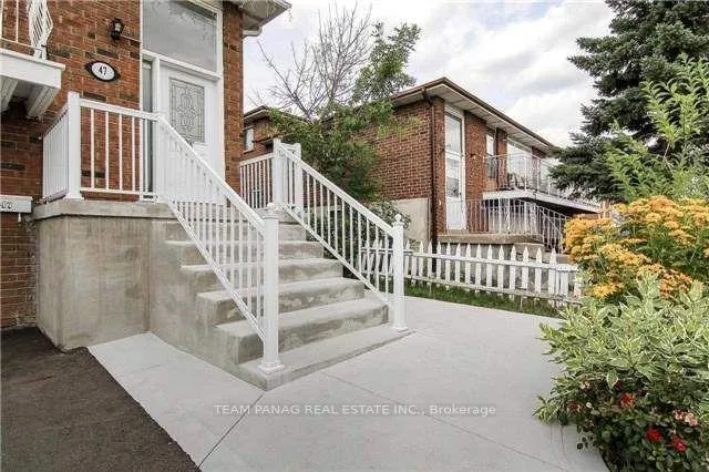 Photo 3 of 47 Madison Street, Brampton, Central Park — HOMEH