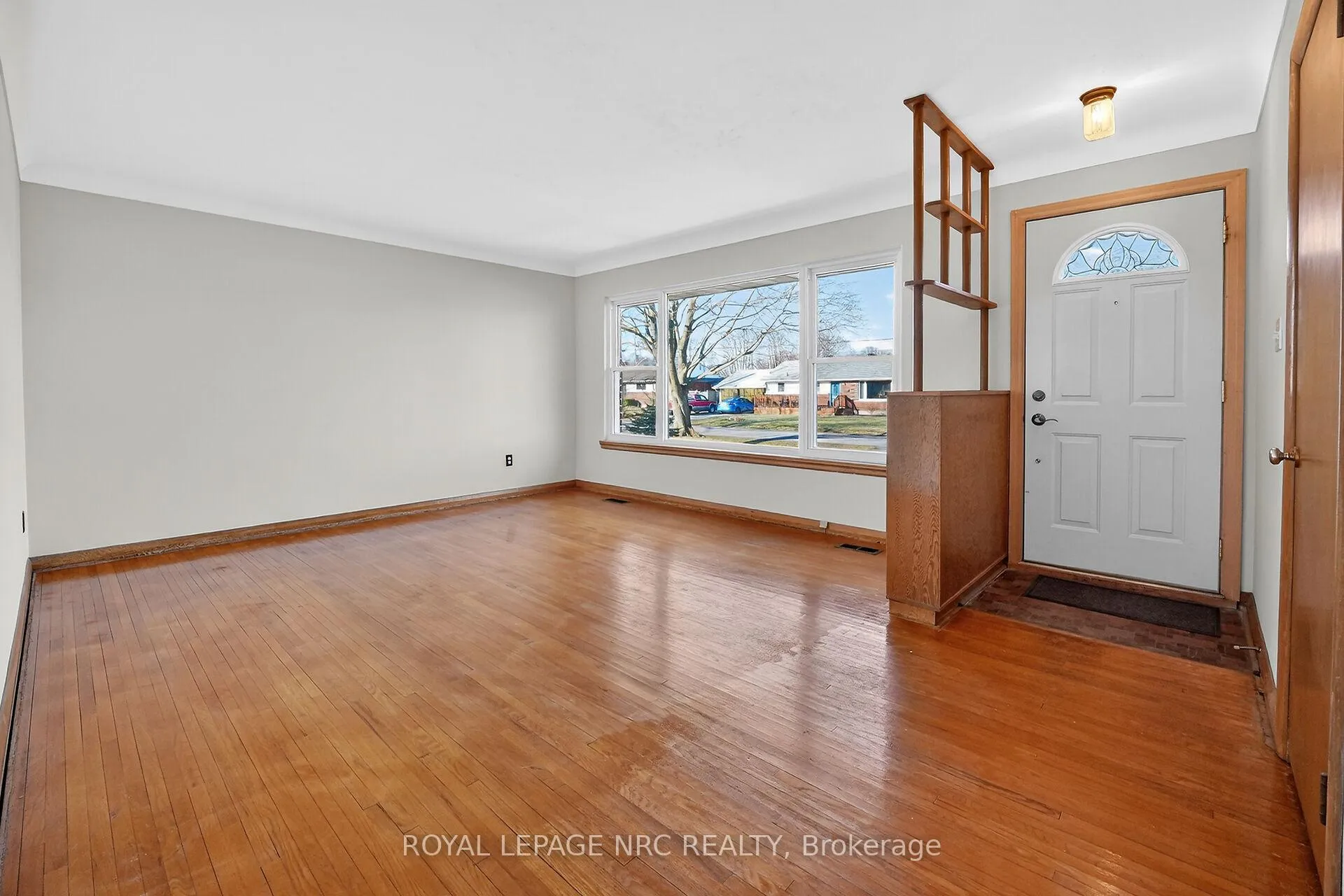 Photo 3 of 86 Royal Manor Drive, St. Catharines, Carlton/Bunting — HOMEH