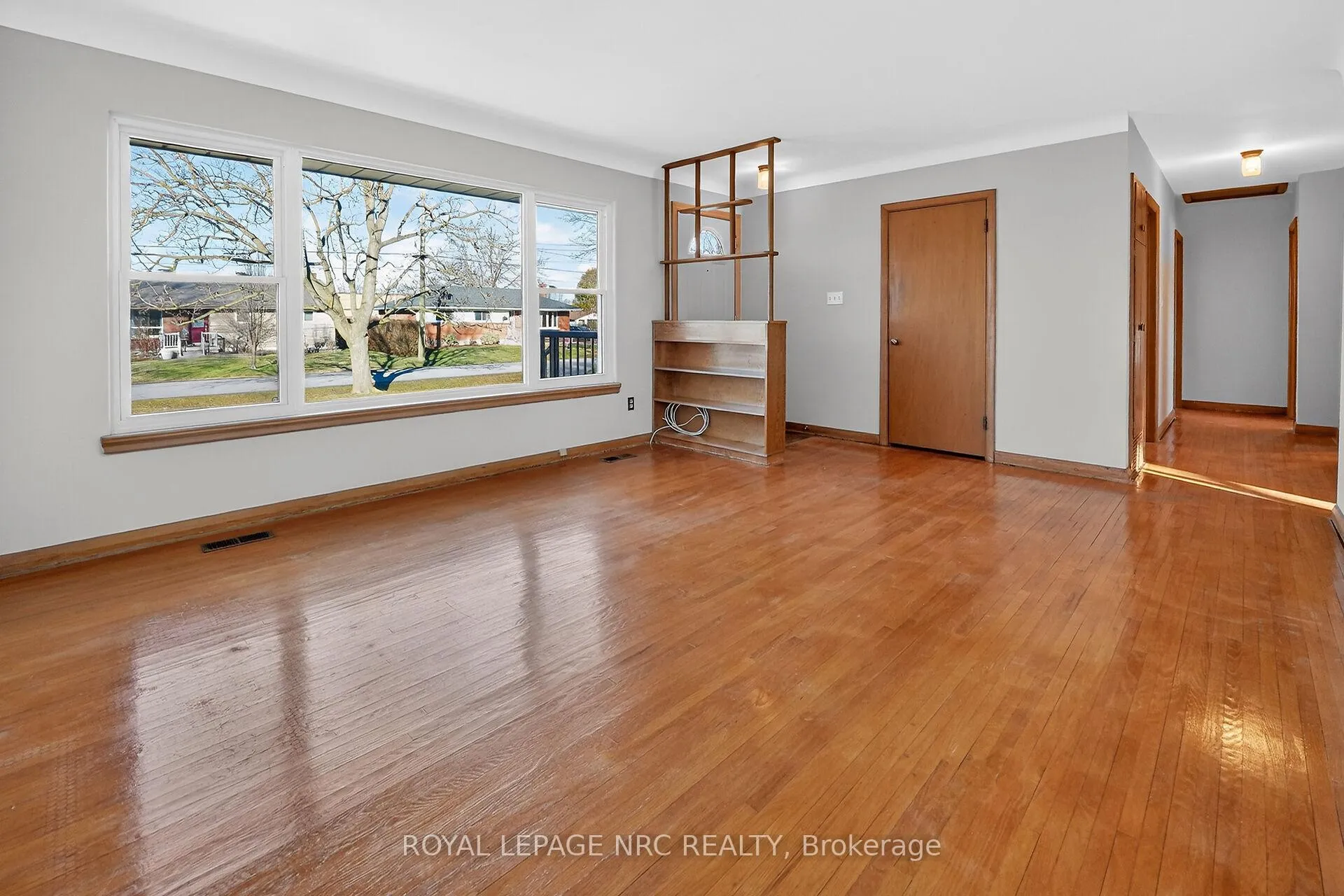 Photo 4 of 86 Royal Manor Drive, St. Catharines, Carlton/Bunting — HOMEH