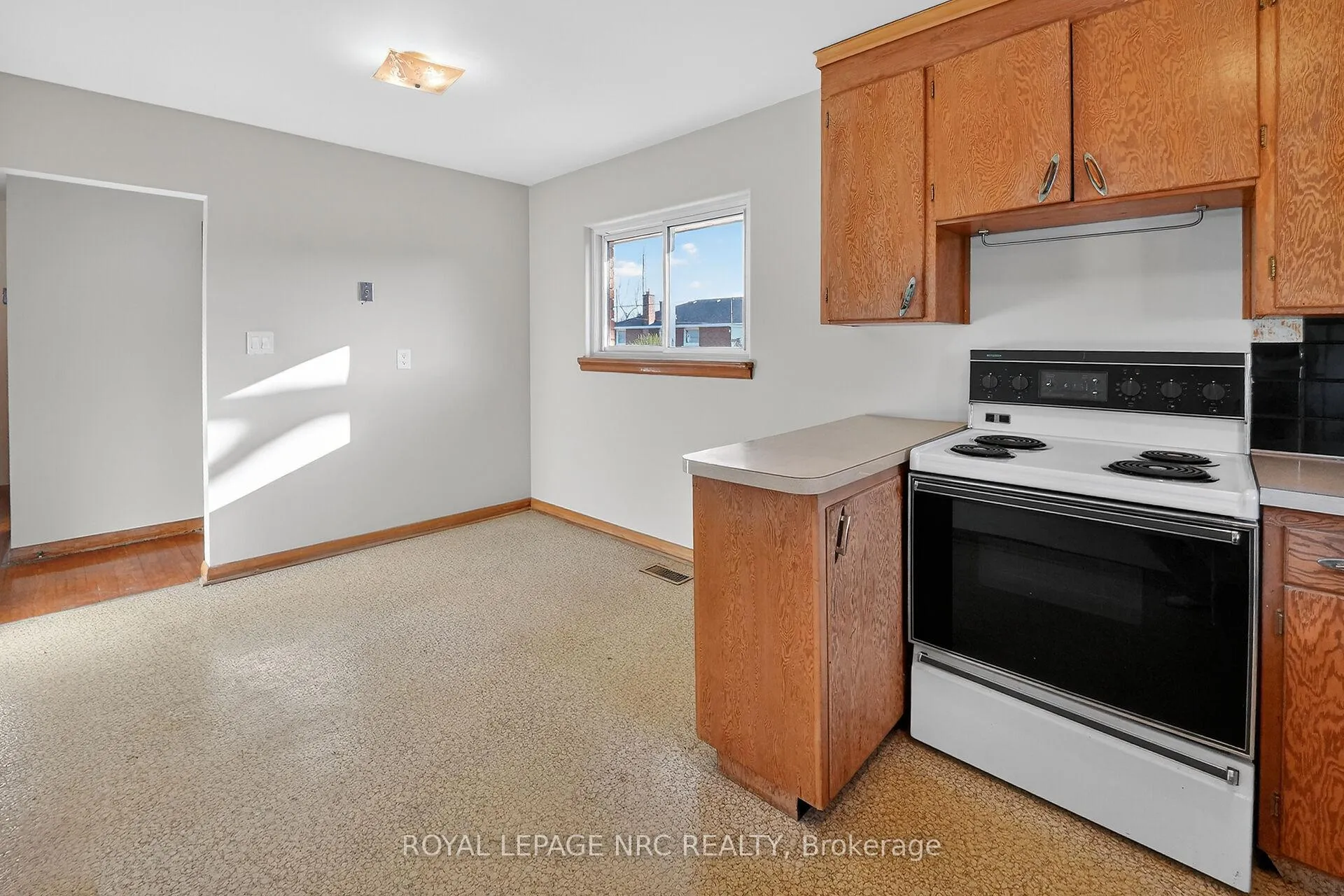 Photo 8 of 86 Royal Manor Drive, St. Catharines, Carlton/Bunting — HOMEH