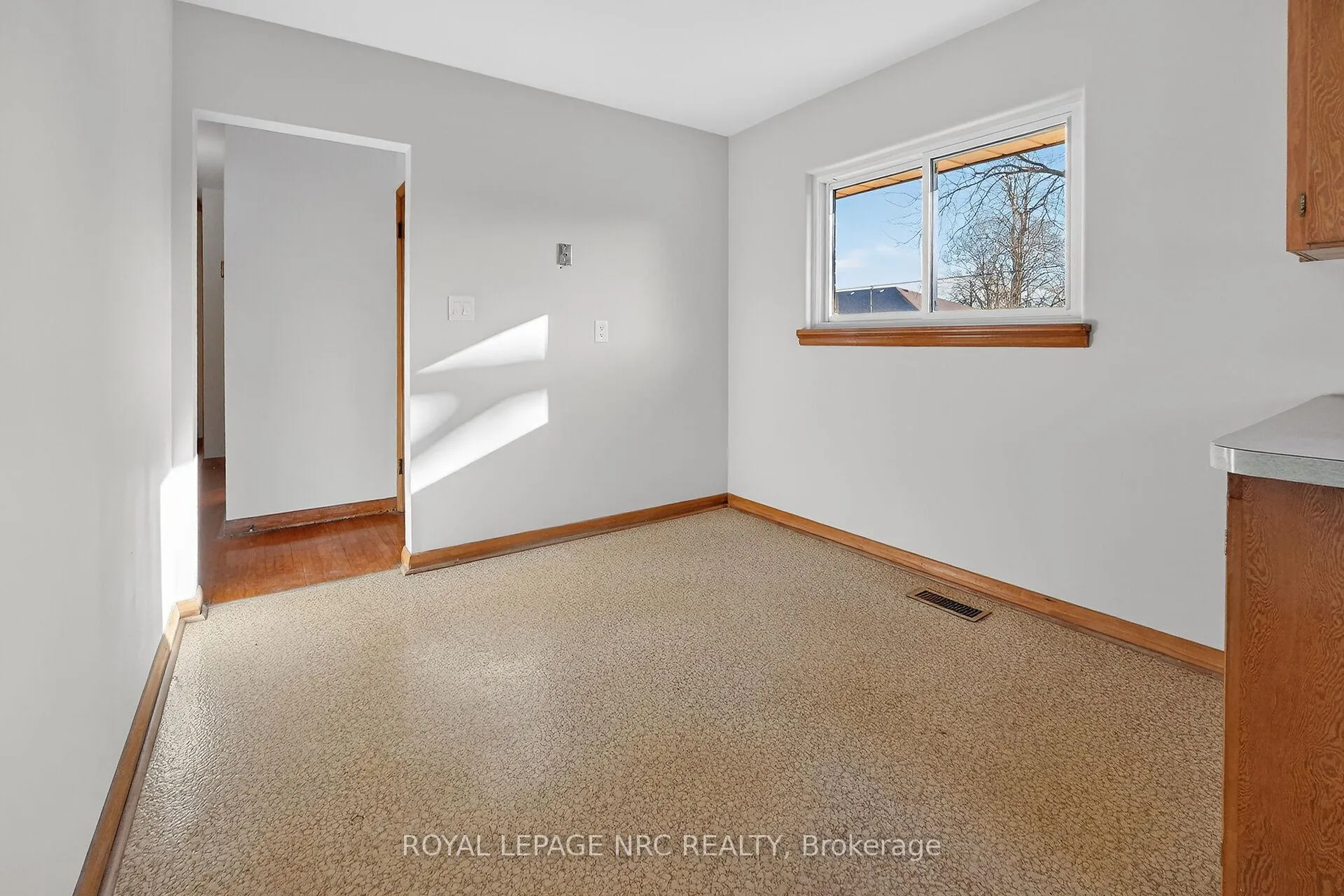Photo 9 of 86 Royal Manor Drive, St. Catharines, Carlton/Bunting — HOMEH