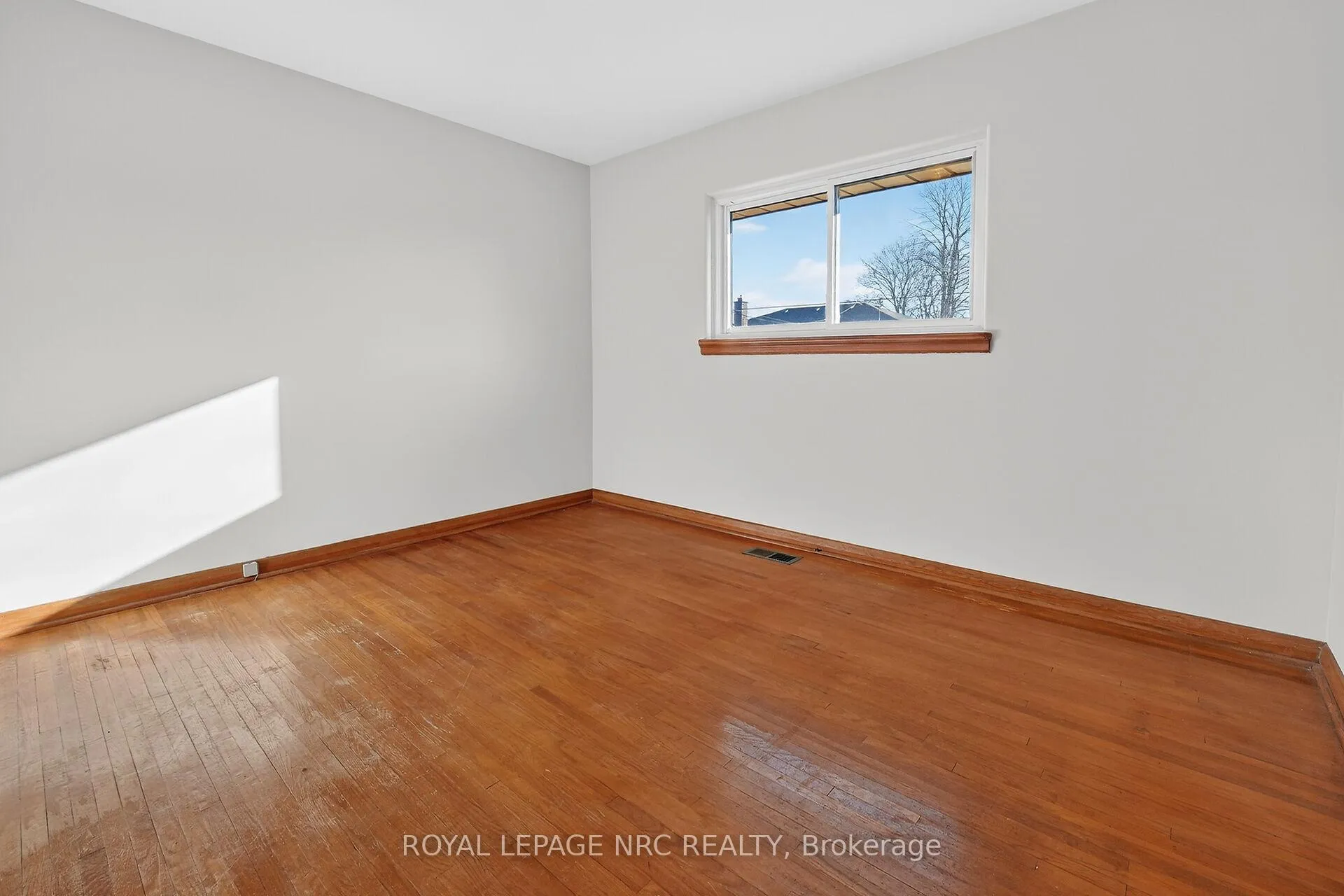 Photo 12 of 86 Royal Manor Drive, St. Catharines, Carlton/Bunting — HOMEH