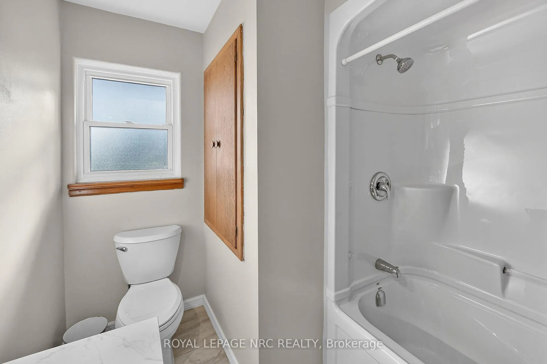 Photo 15 of 86 Royal Manor Drive, St. Catharines, Carlton/Bunting — HOMEH