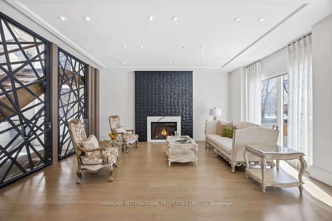 Photo 10 of 42 Laureleaf Road, Markham, Bayview Glen — HOMEH