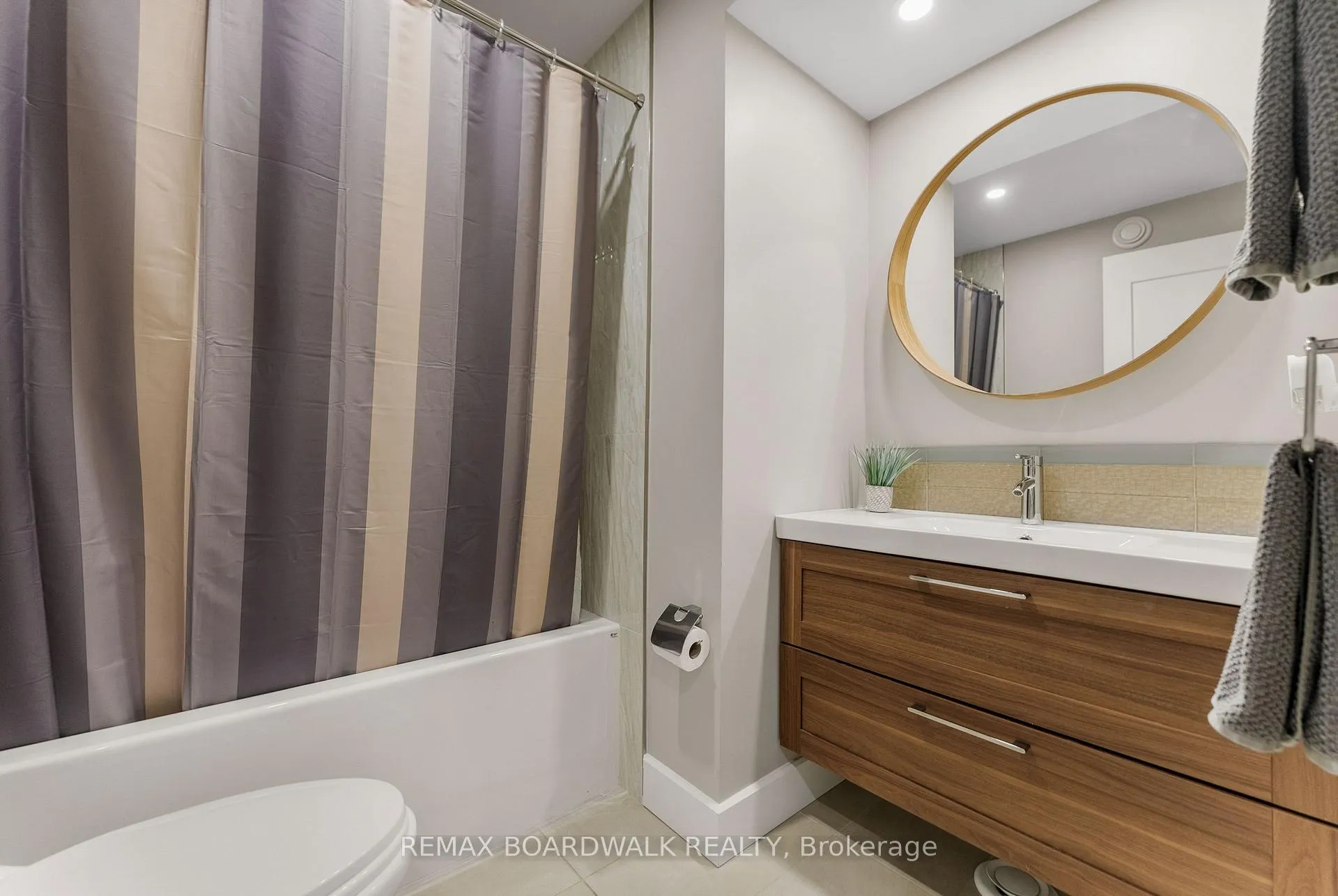 Photo 15 of 1813 Elmridge Drive, Ottawa, Beacon Hill South — HOMEH