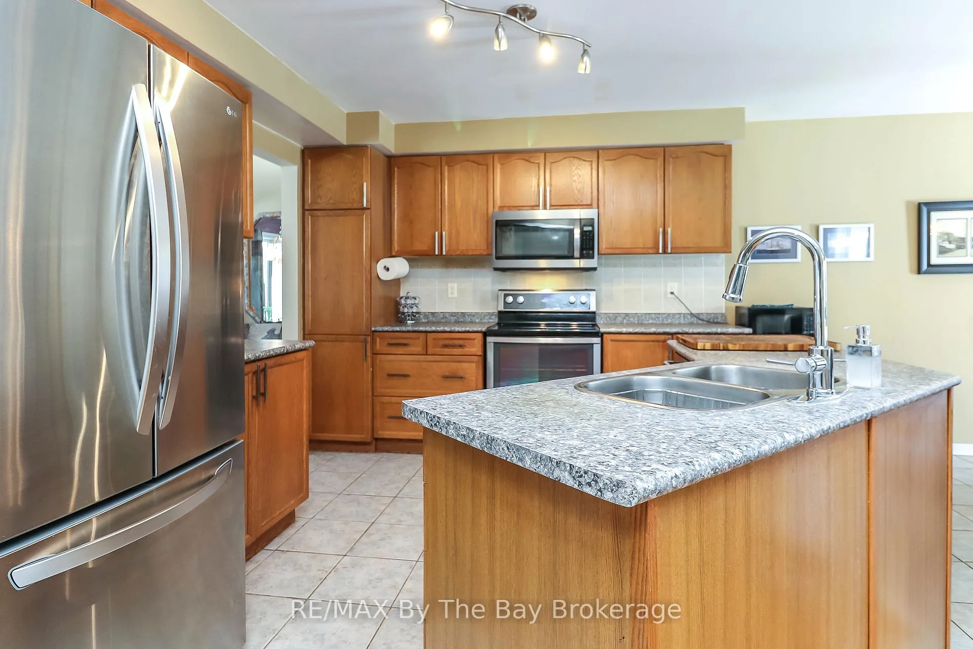 Photo 21 of 27 Silversands Crescent, Wasaga Beach — HOMEH