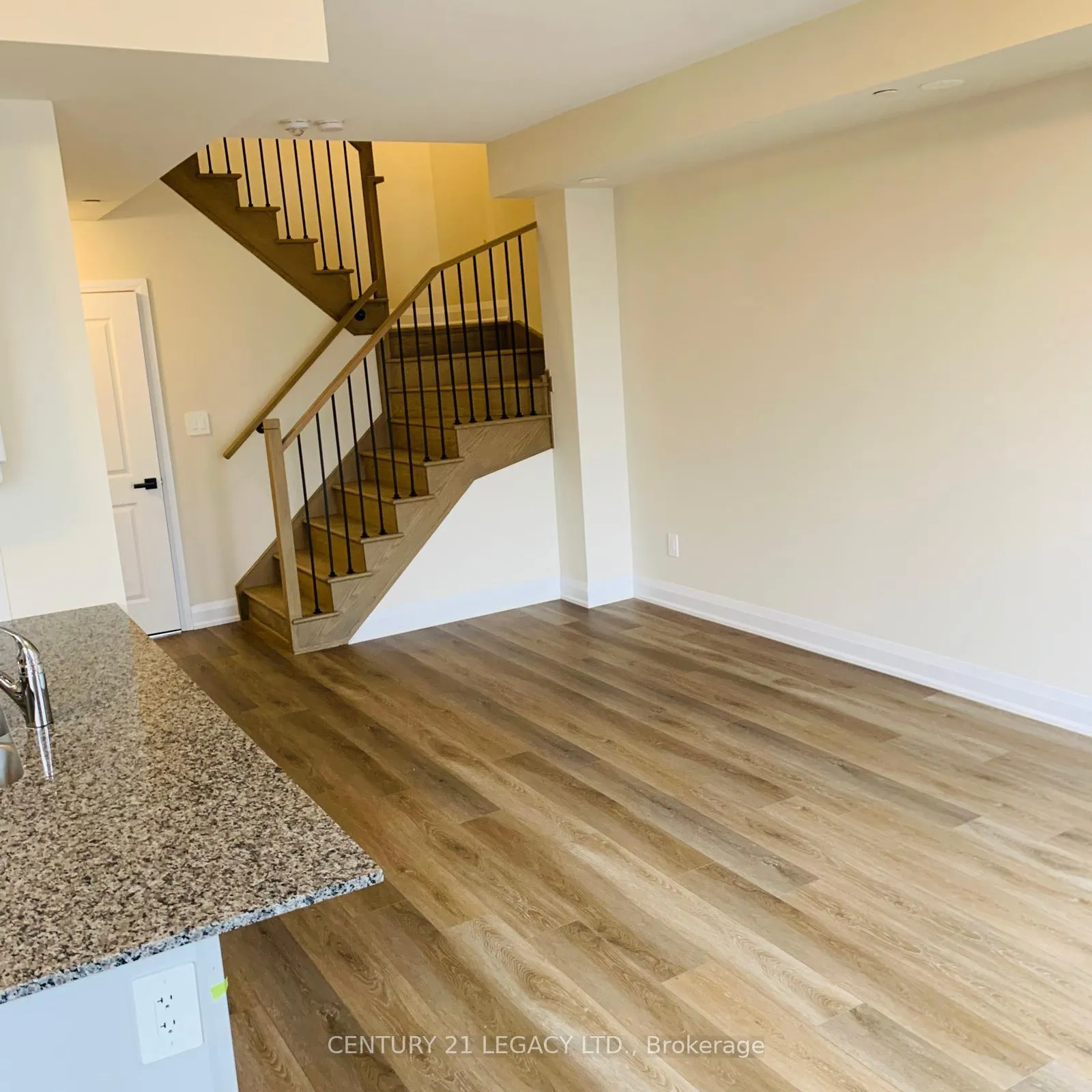 Photo 4 of 1577 Rose Way, Milton, Cobban — HOMEH
