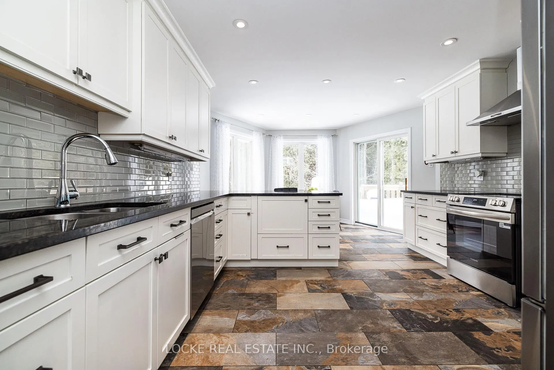 Photo 13 of 6492 Waddion Drive, Ottawa, Greely — HOMEH