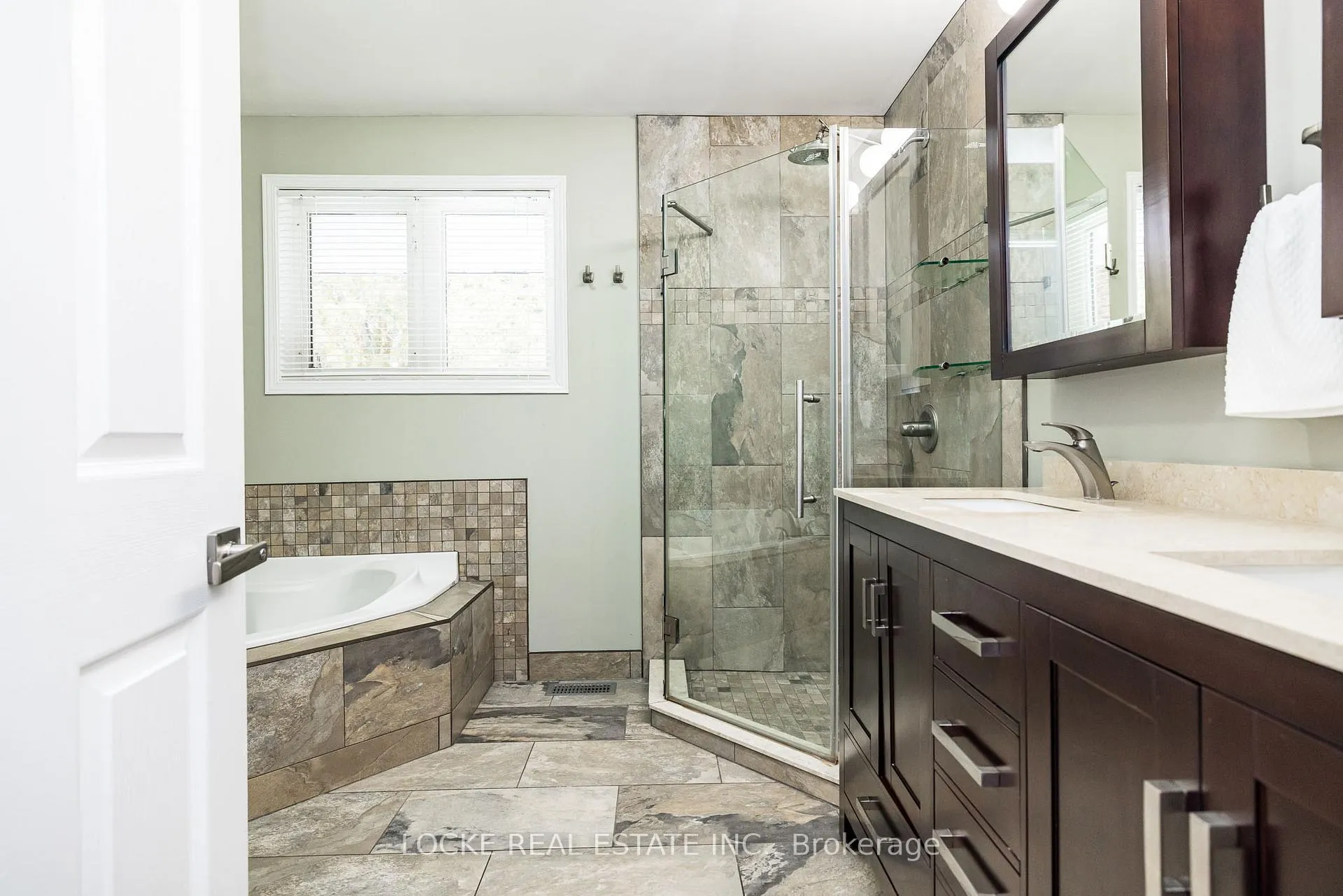 Photo 23 of 6492 Waddion Drive, Ottawa, Greely — HOMEH