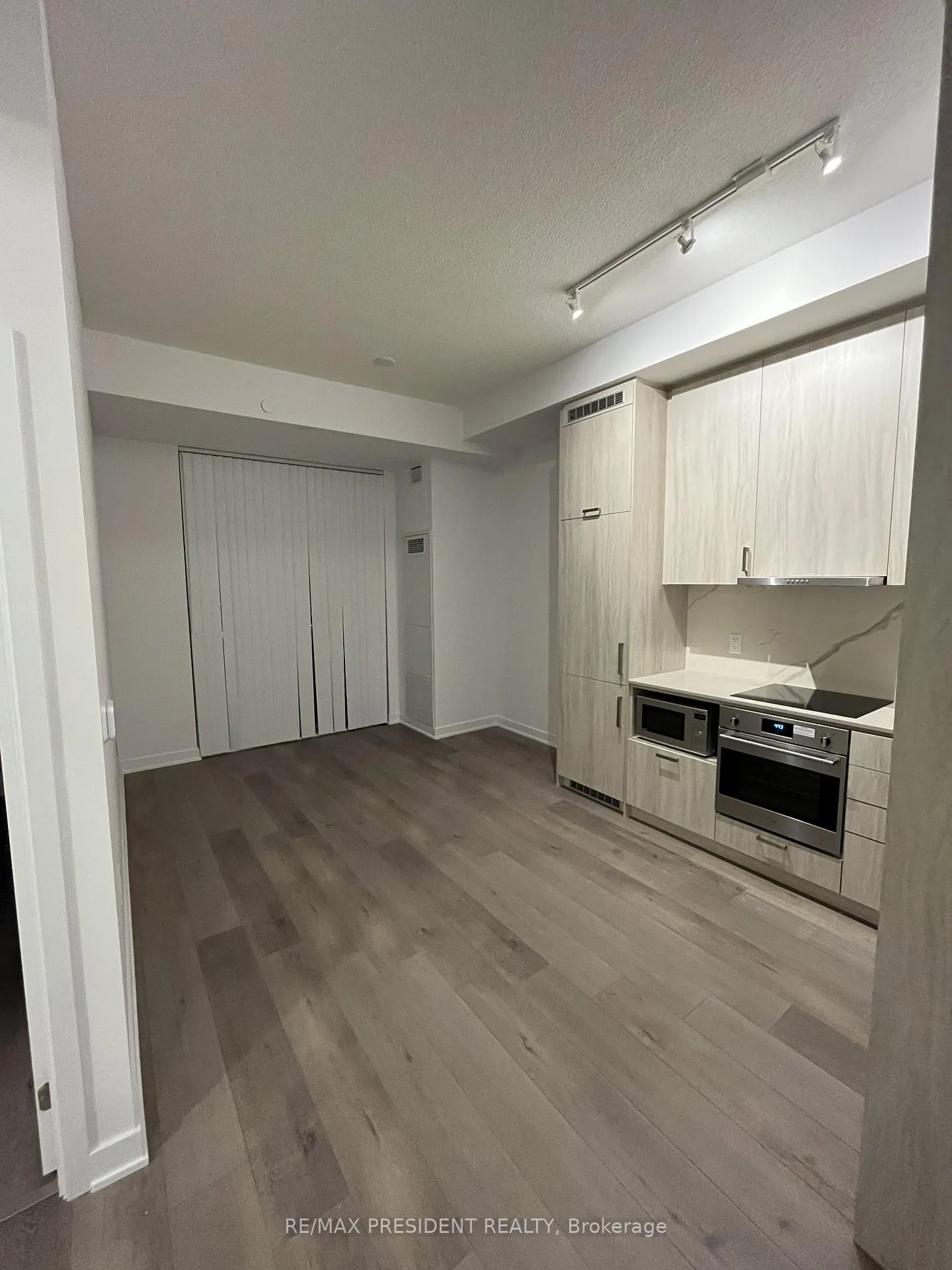 Photo 1 of Unit 921, 60 Honeycrisp Crescent, Vaughan, Vaughan Corporate Centre — HOMEH
