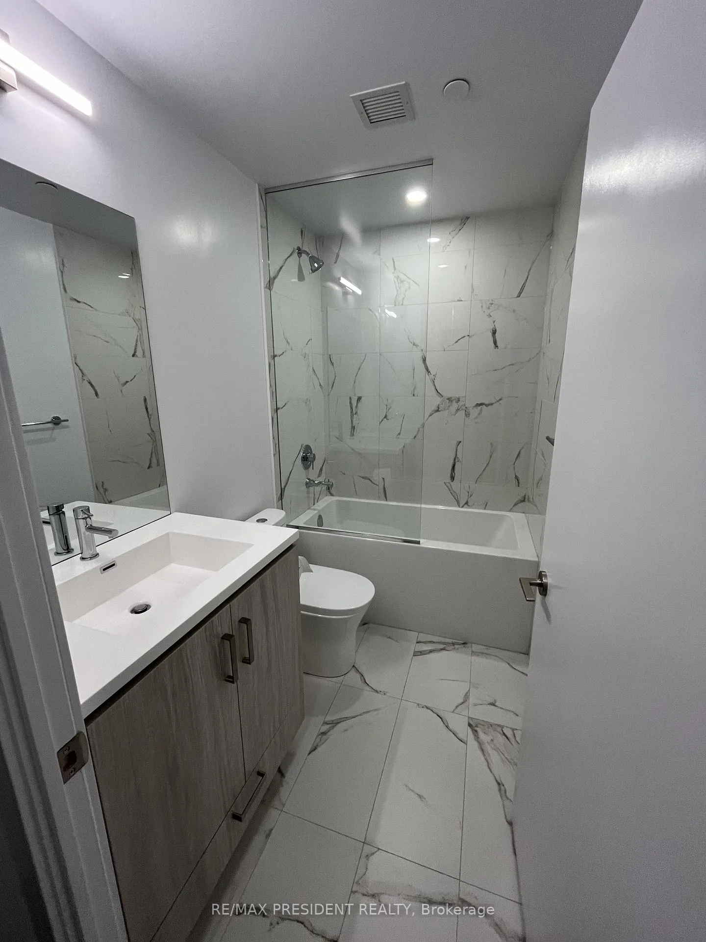 Photo 5 of Unit 921, 60 Honeycrisp Crescent, Vaughan, Vaughan Corporate Centre — HOMEH