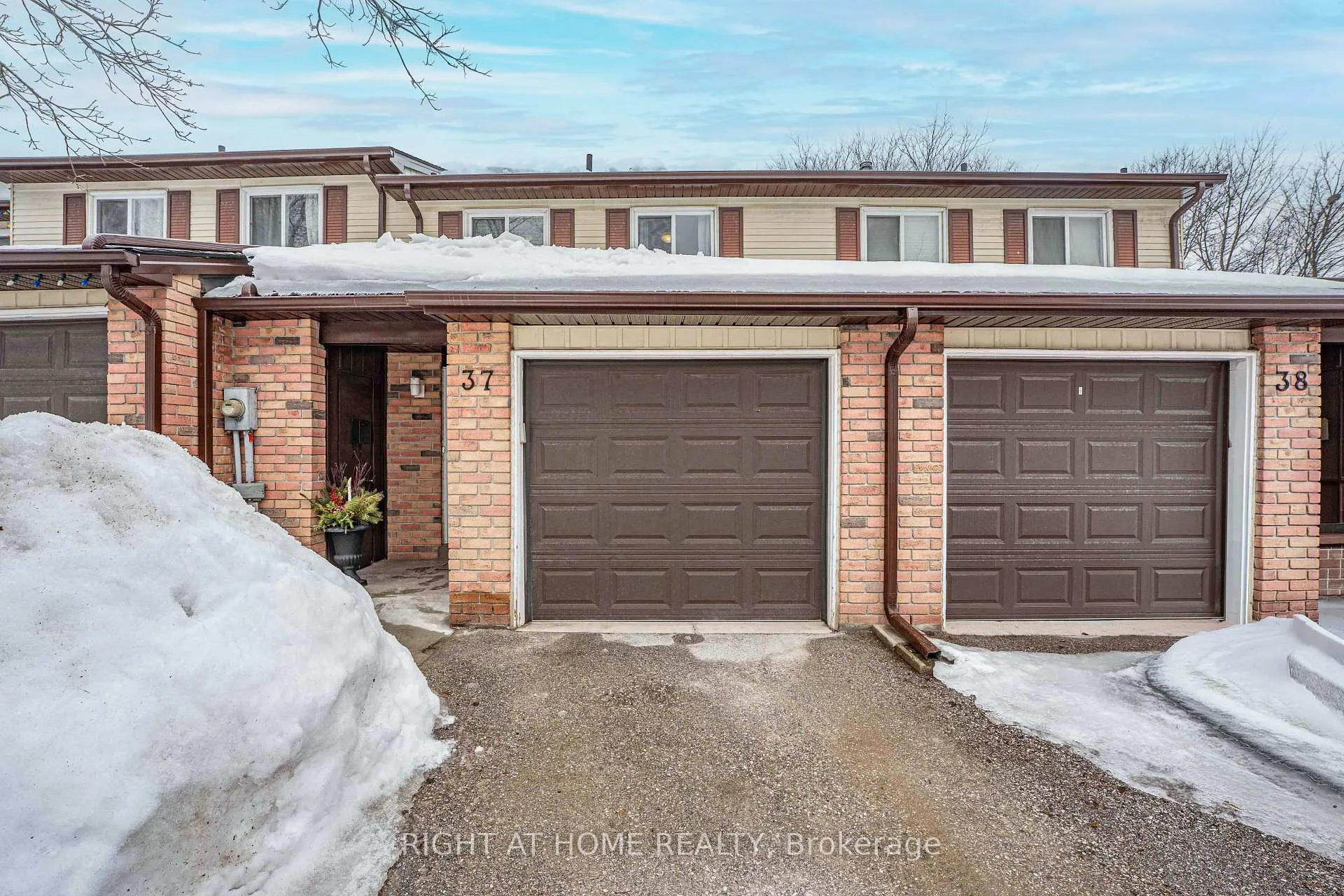 Photo 1 of Unit 37, 52 Adelaide Street, Barrie, Allandale — HOMEH