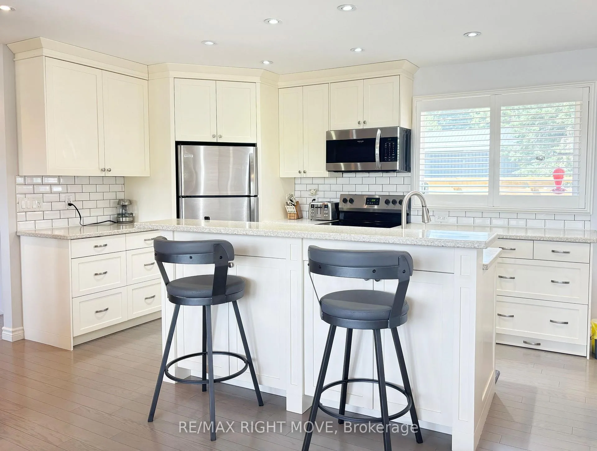 Photo 6 of 116 Mill Street E, Springwater, Hillsdale — HOMEH