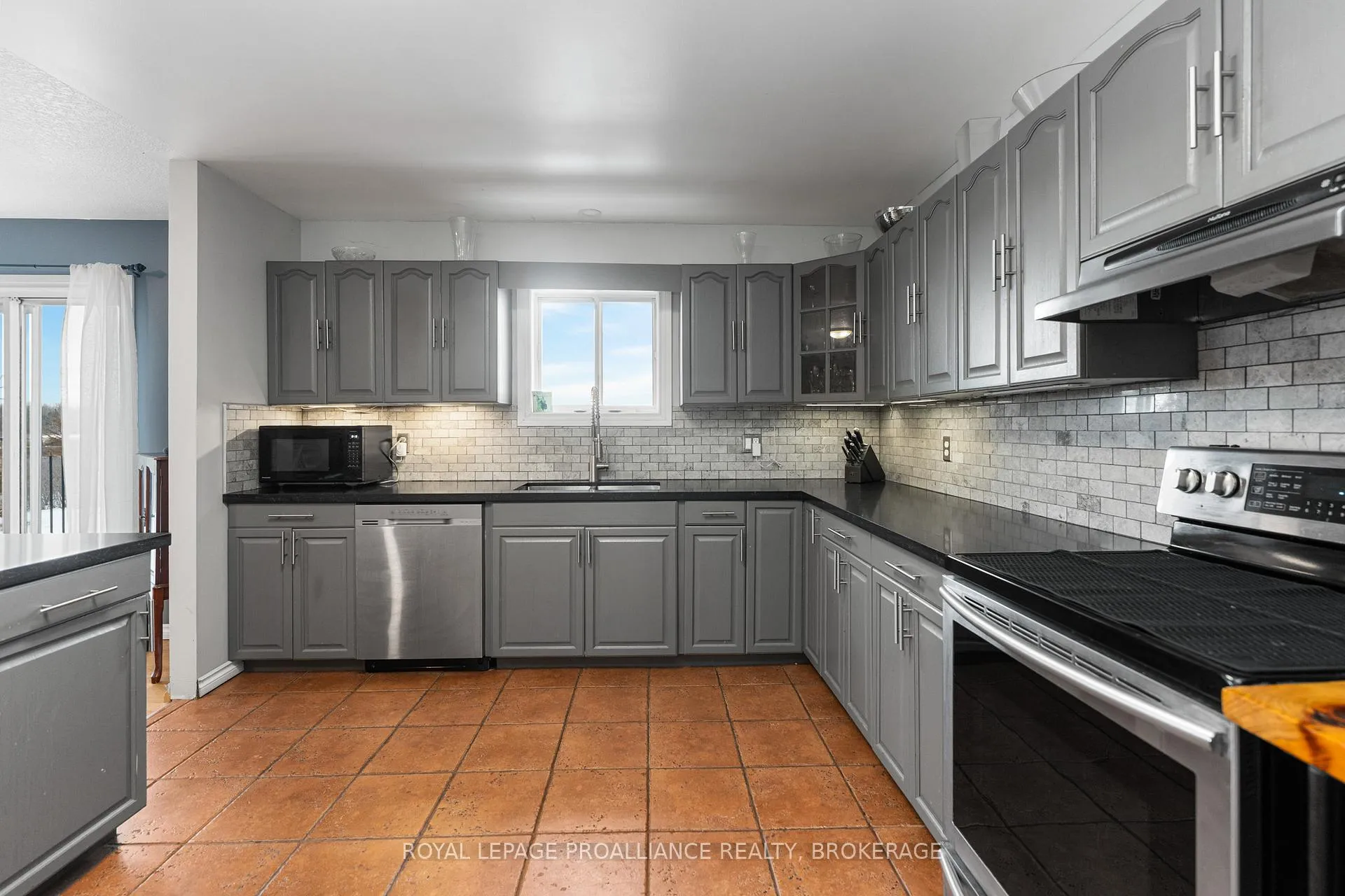 Photo 15 of 682 Caton Road, Loyalist, Lennox and Addington - South — HOMEH