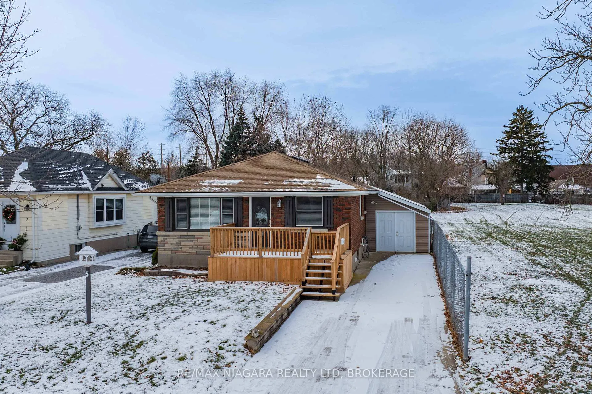 Photo 2 of 5 St Peter Street, St. Catharines, Burleigh Hill — HOMEH