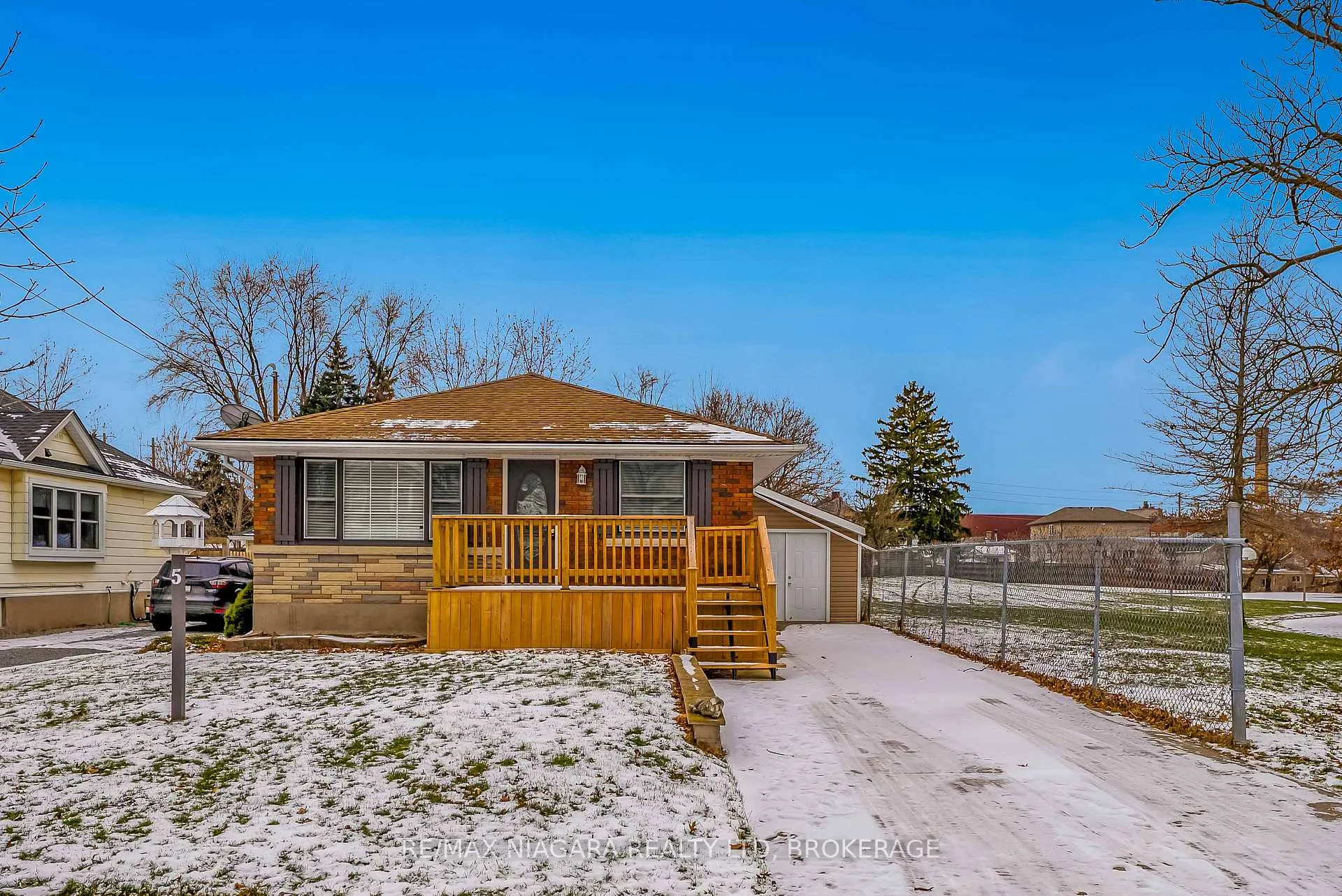 Photo 3 of 5 St Peter Street, St. Catharines, Burleigh Hill — HOMEH