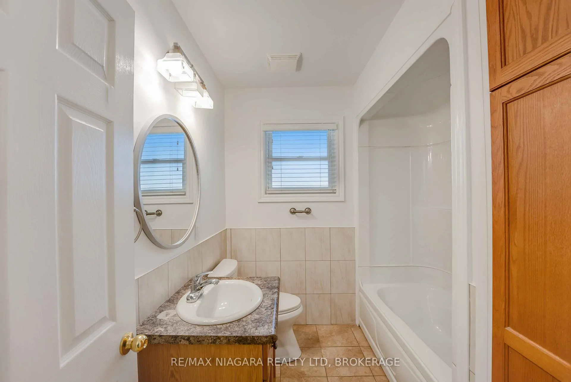 Photo 11 of 5 St Peter Street, St. Catharines, Burleigh Hill — HOMEH