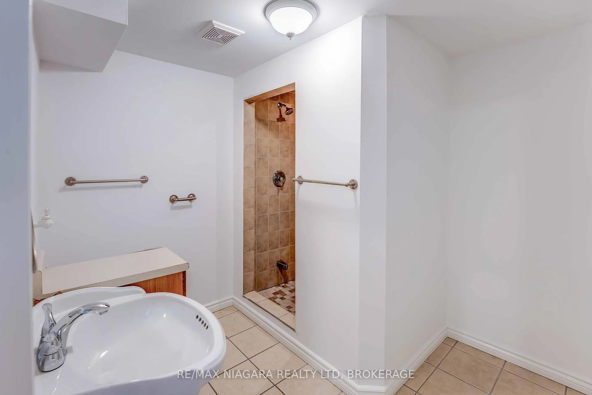 Photo 33 of 5 St Peter Street, St. Catharines, Burleigh Hill — HOMEH