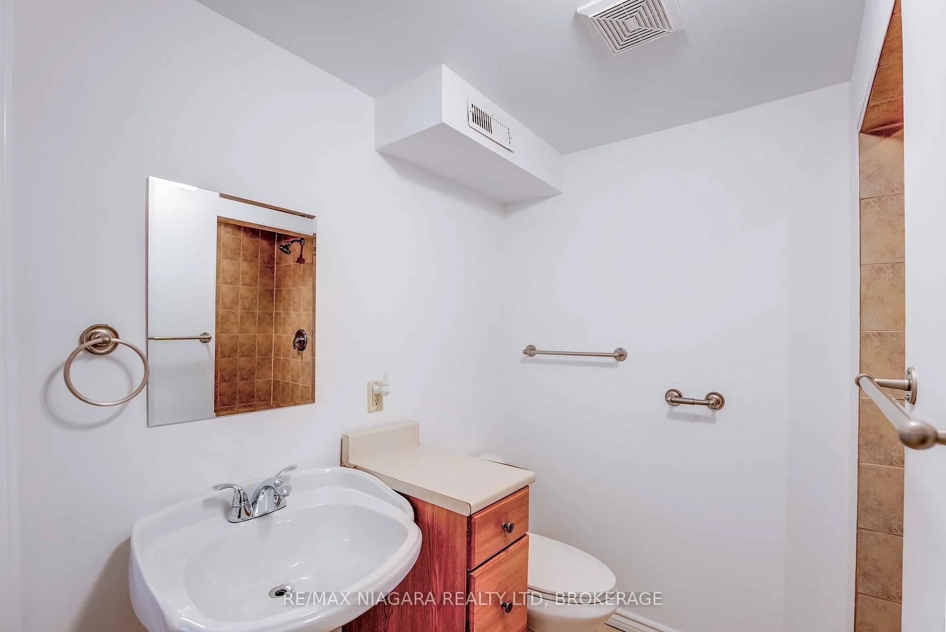 Photo 34 of 5 St Peter Street, St. Catharines, Burleigh Hill — HOMEH
