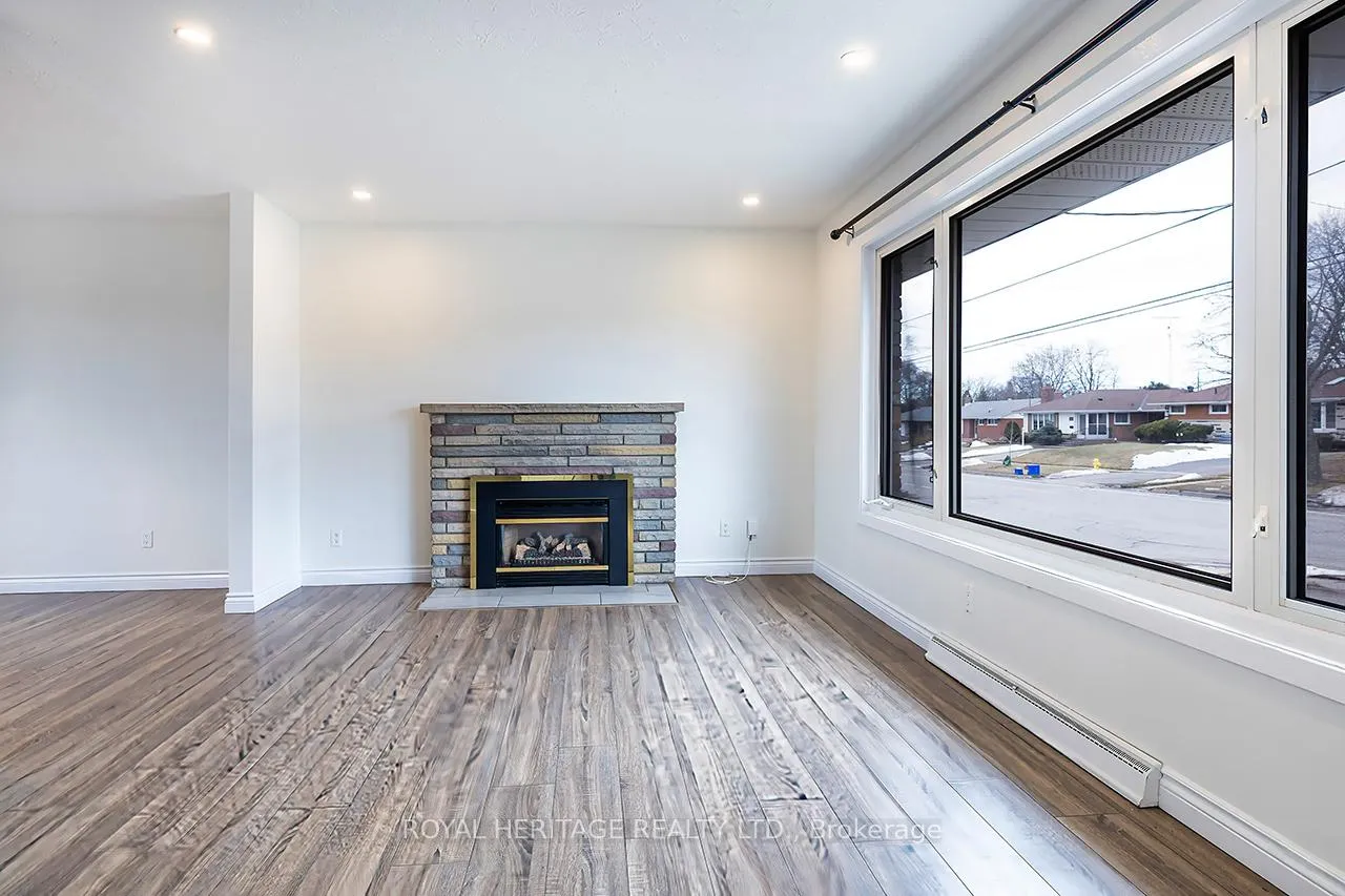 Photo 3 of 569 Gibbons Street, Oshawa, McLaughlin — HOMEH