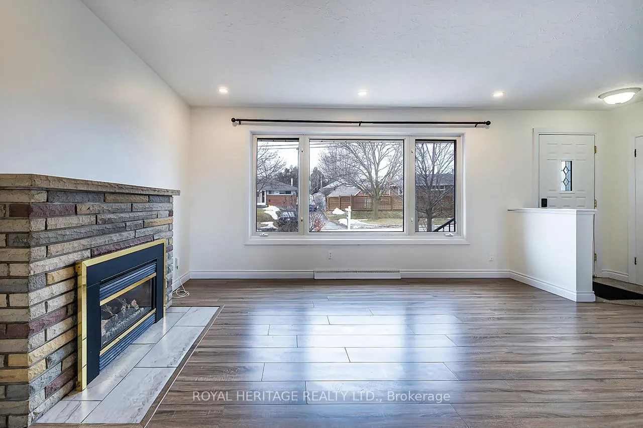 Photo 4 of 569 Gibbons Street, Oshawa, McLaughlin — HOMEH