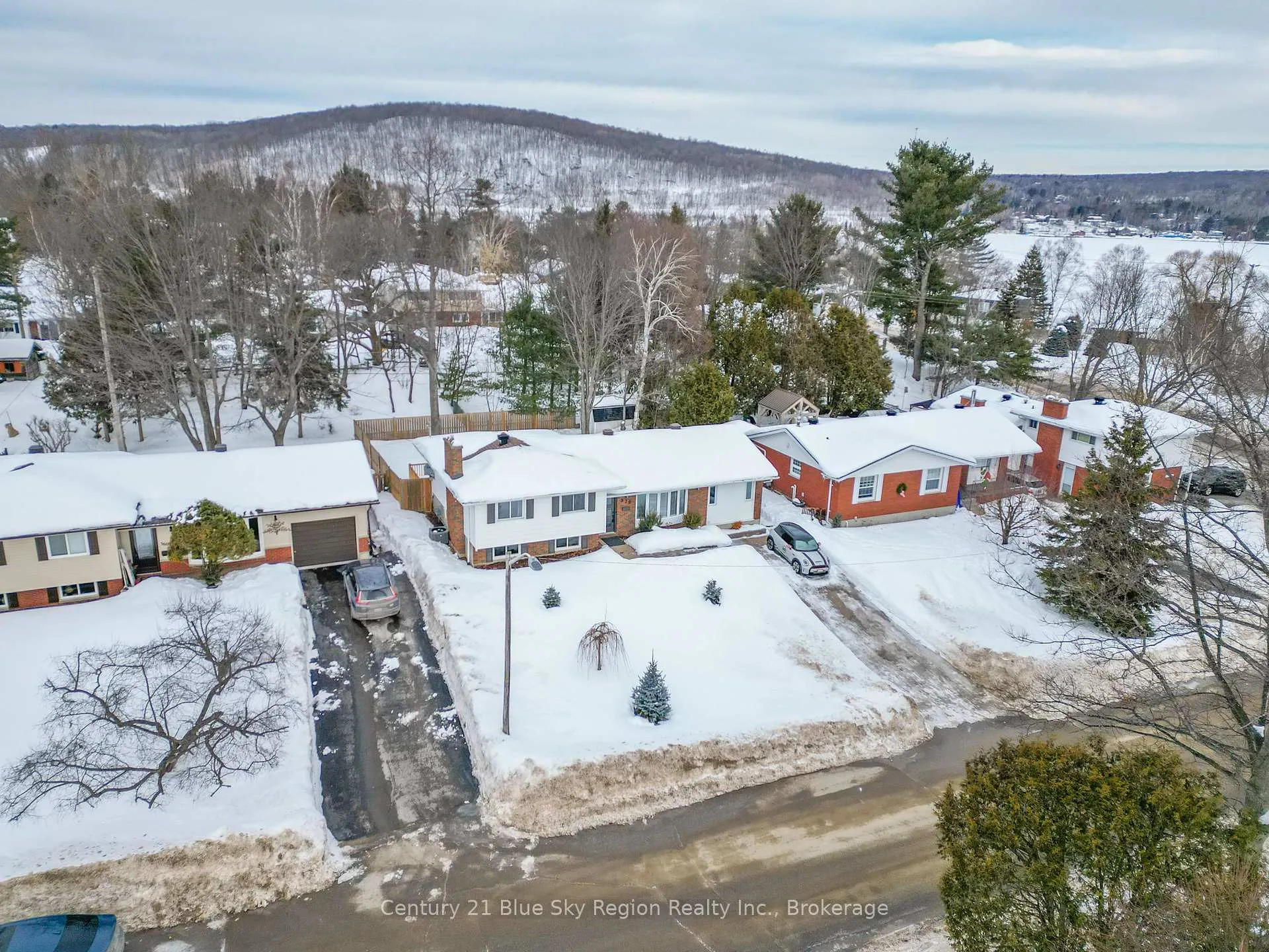 Photo 4 of 372 Camelot Drive, North Bay, Birchaven — HOMEH
