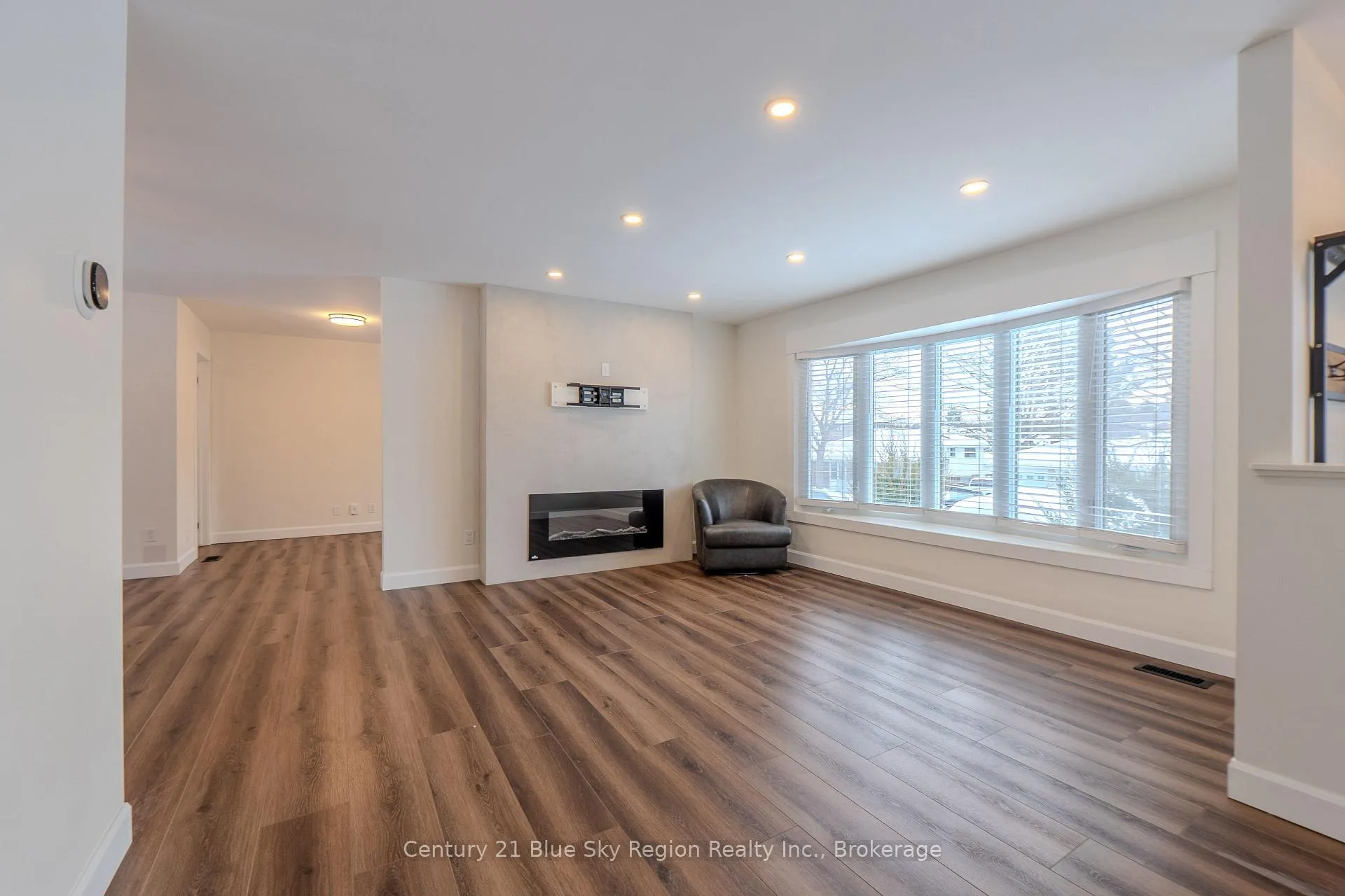 Photo 7 of 372 Camelot Drive, North Bay, Birchaven — HOMEH