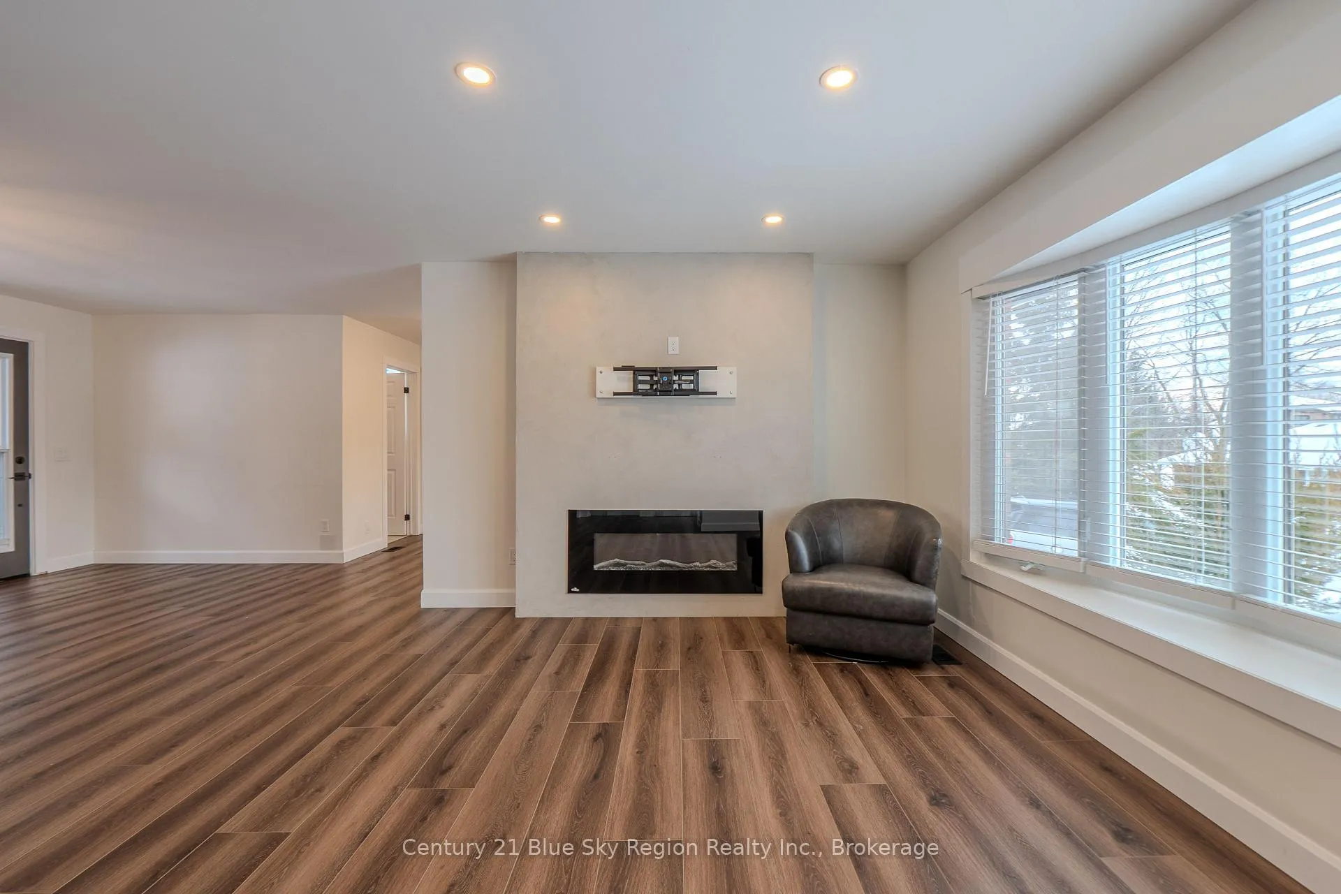 Photo 8 of 372 Camelot Drive, North Bay, Birchaven — HOMEH