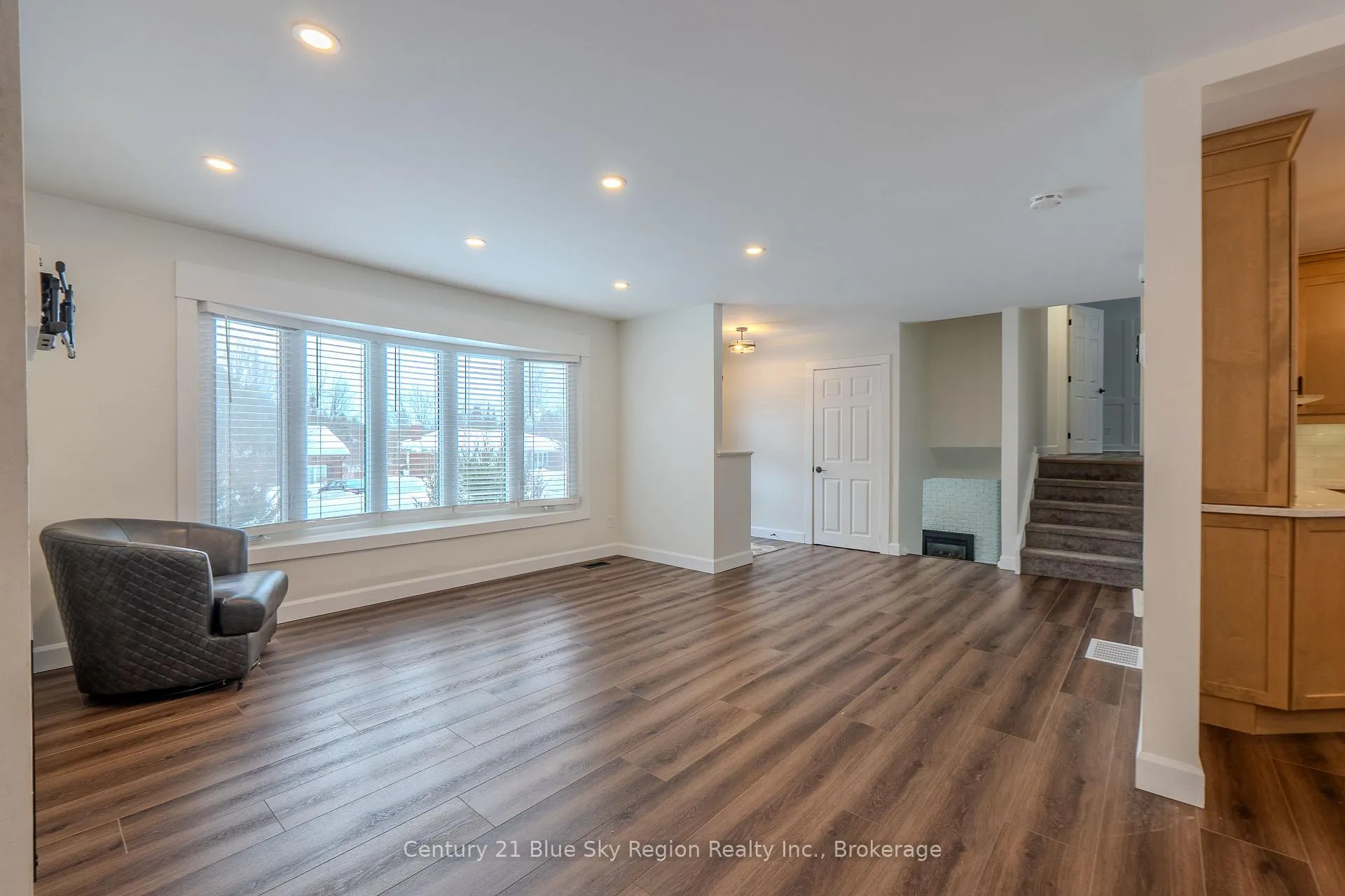 Photo 9 of 372 Camelot Drive, North Bay, Birchaven — HOMEH