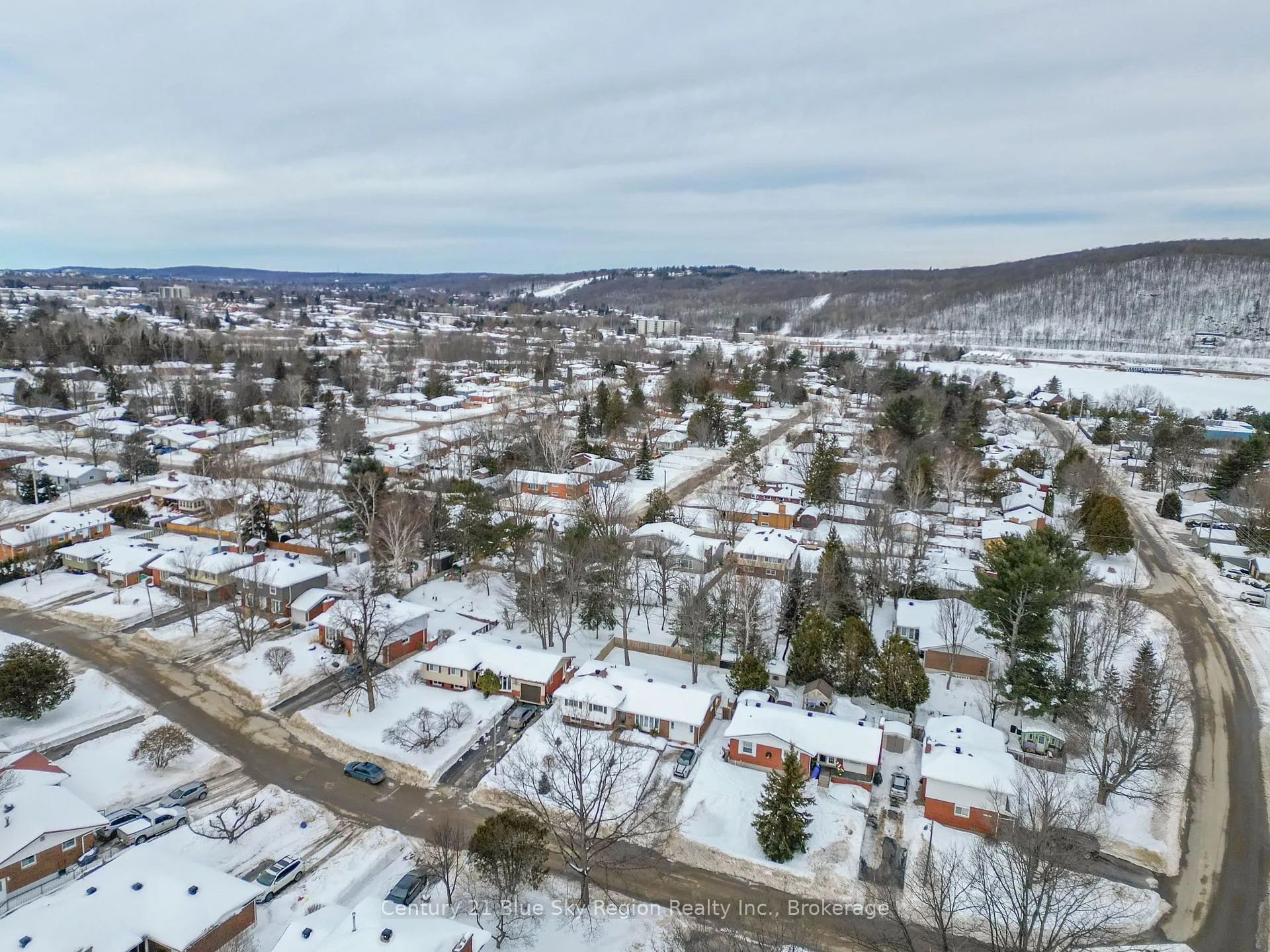 Photo 49 of 372 Camelot Drive, North Bay, Birchaven — HOMEH