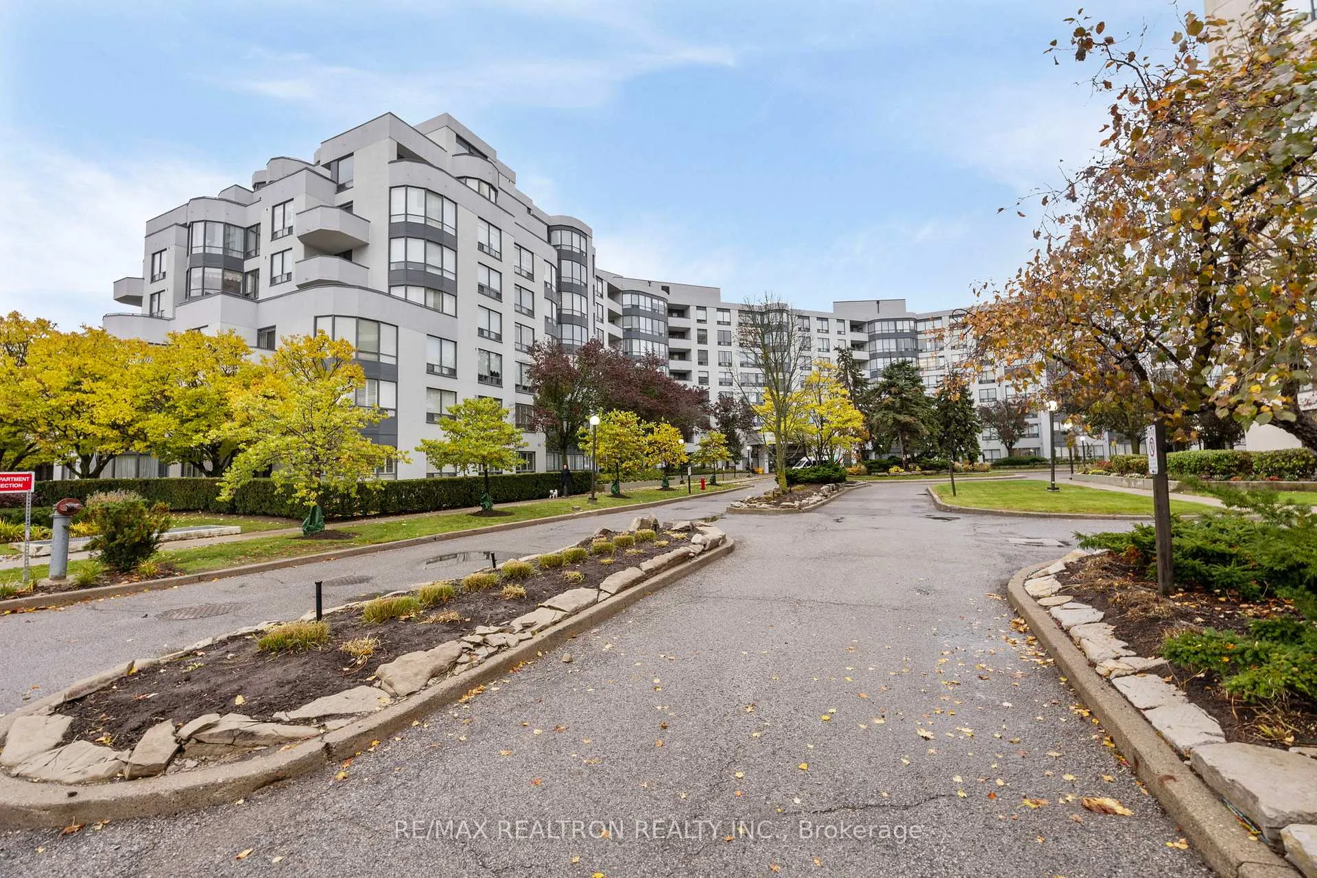 Photo 2 of Unit 316, 333 Clark Avenue W, Vaughan, Crestwood-Springfarm-Yorkhill — HOMEH