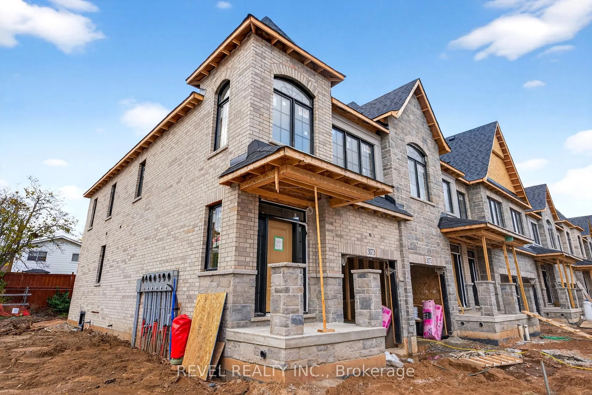 Photo 2 of Unit 1, 600 Maplehill Drive, Burlington, Roseland — HOMEH