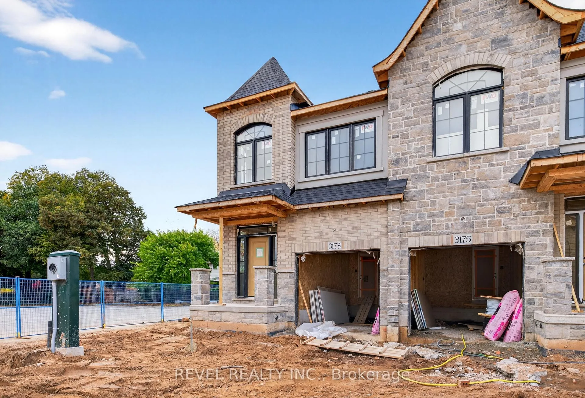 Photo 3 of Unit 1, 600 Maplehill Drive, Burlington, Roseland — HOMEH