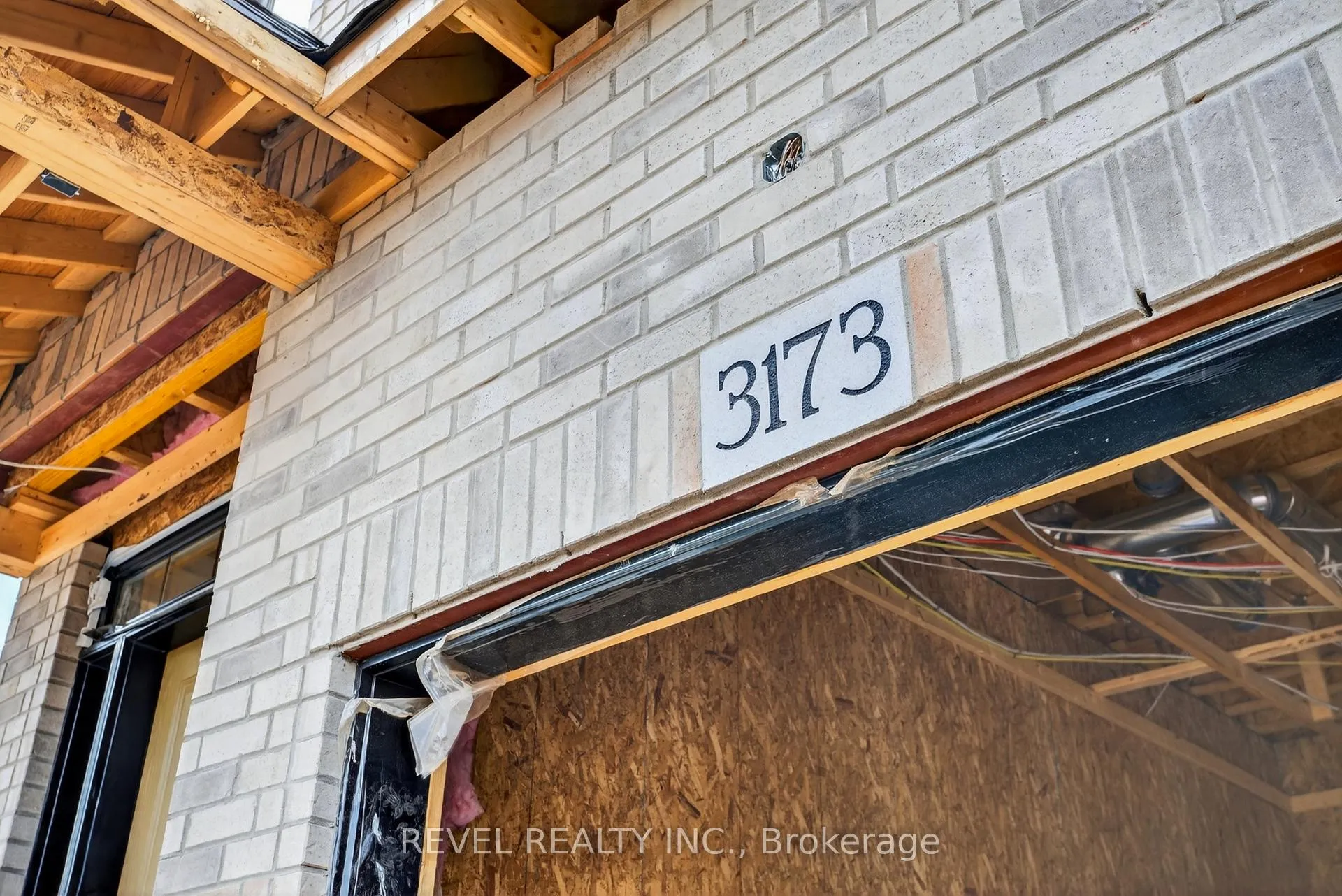 Photo 5 of Unit 1, 600 Maplehill Drive, Burlington, Roseland — HOMEH