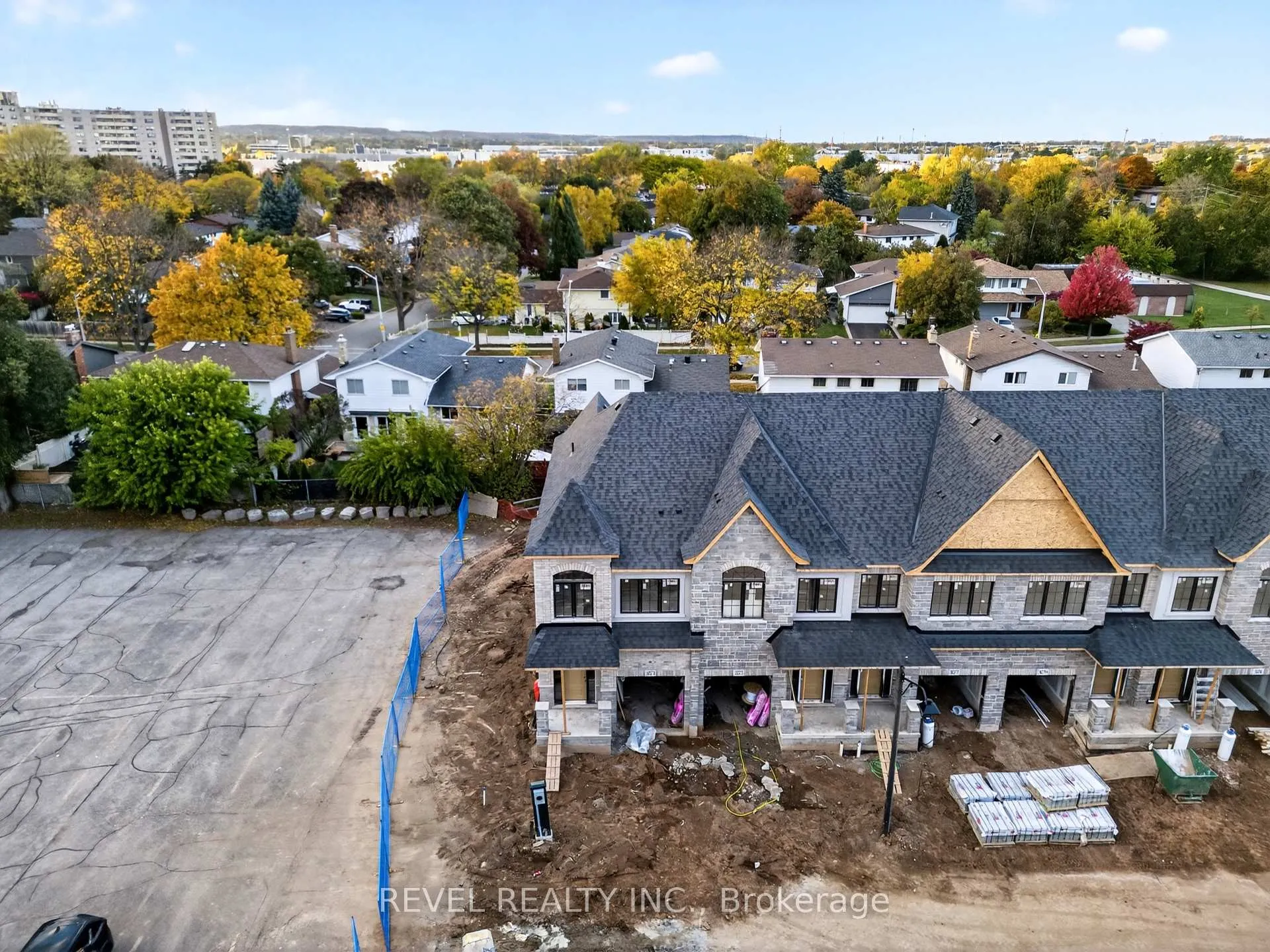Photo 9 of Unit 1, 600 Maplehill Drive, Burlington, Roseland — HOMEH