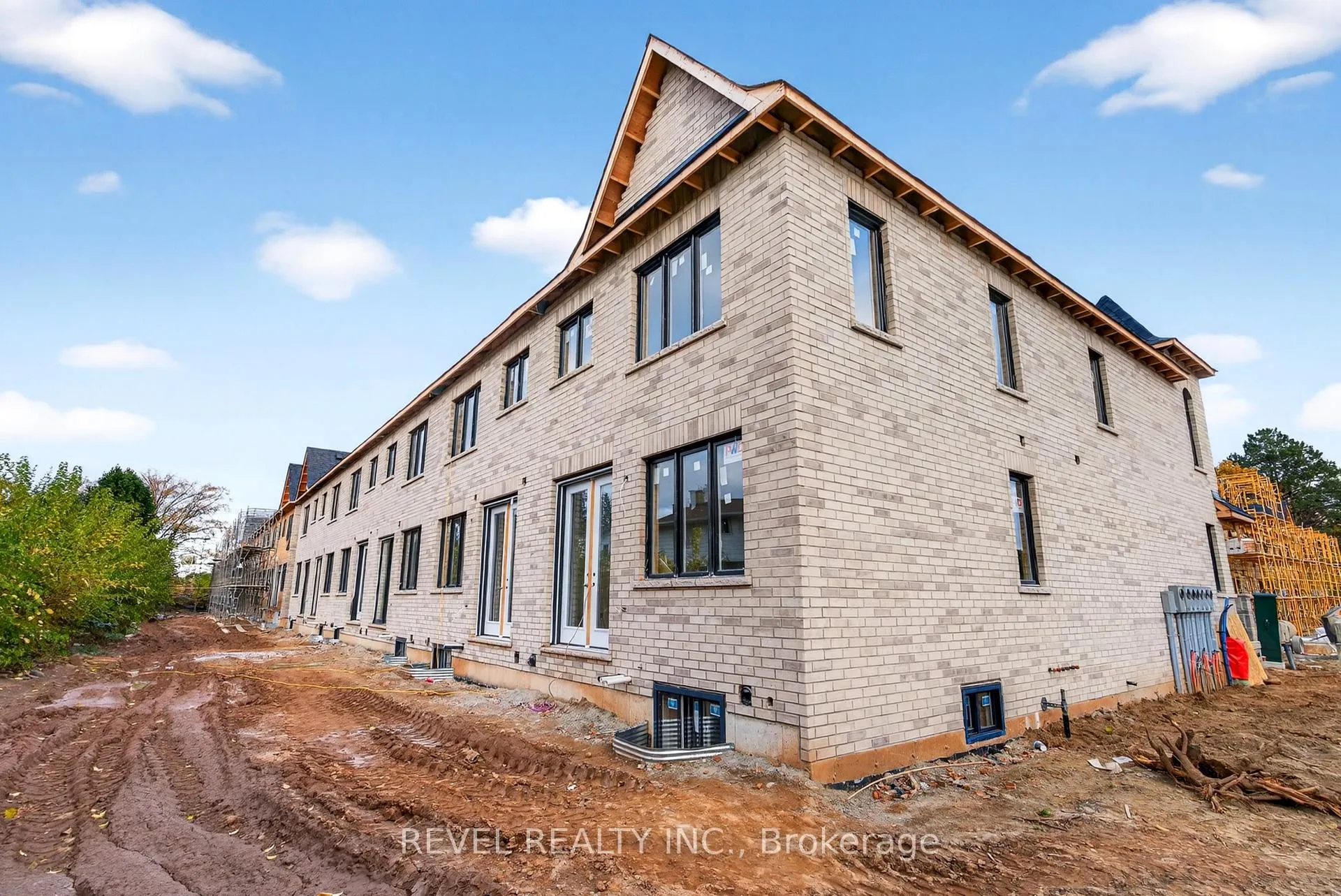 Photo 12 of Unit 1, 600 Maplehill Drive, Burlington, Roseland — HOMEH