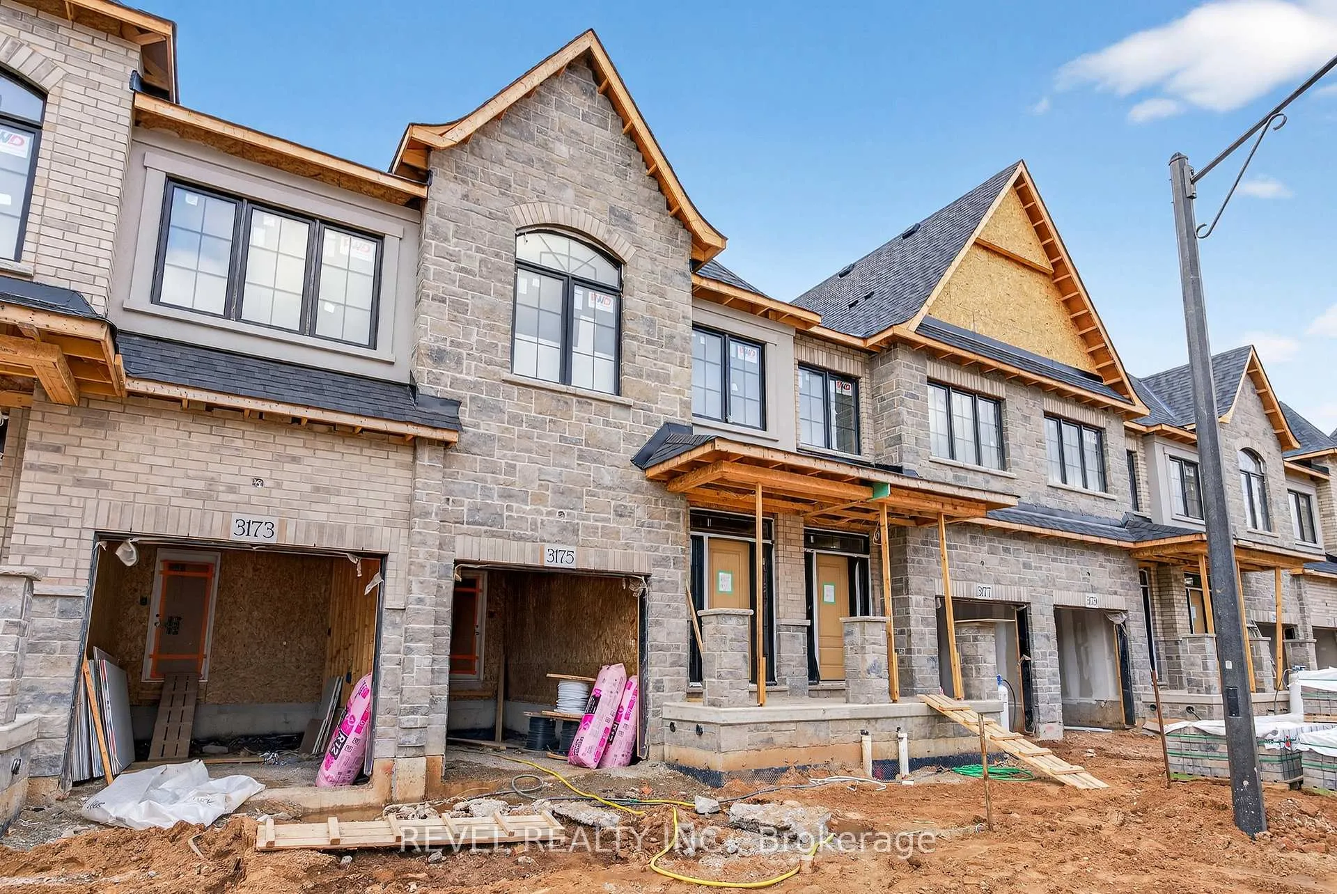 Photo 2 of Unit 2, 600 Maplehill Drive, Burlington, Roseland — HOMEH