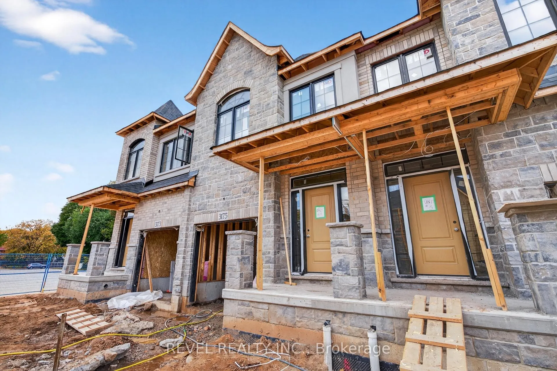 Photo 3 of Unit 2, 600 Maplehill Drive, Burlington, Roseland — HOMEH
