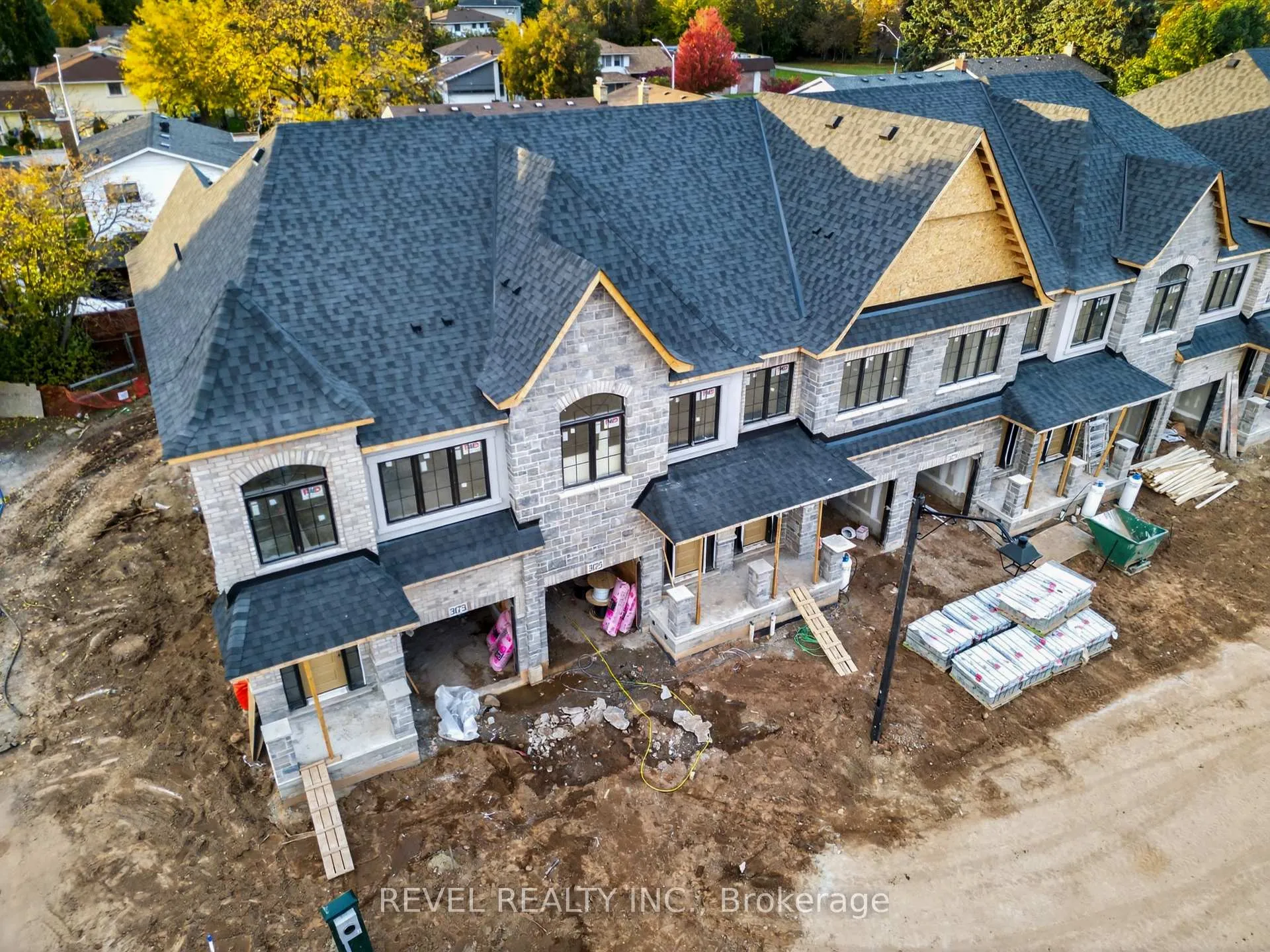Photo 5 of Unit 2, 600 Maplehill Drive, Burlington, Roseland — HOMEH