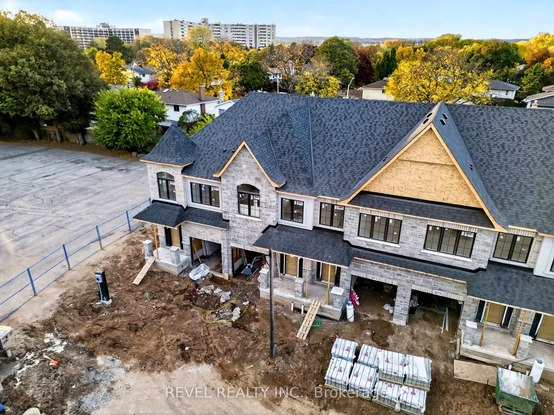 Photo 7 of Unit 2, 600 Maplehill Drive, Burlington, Roseland — HOMEH
