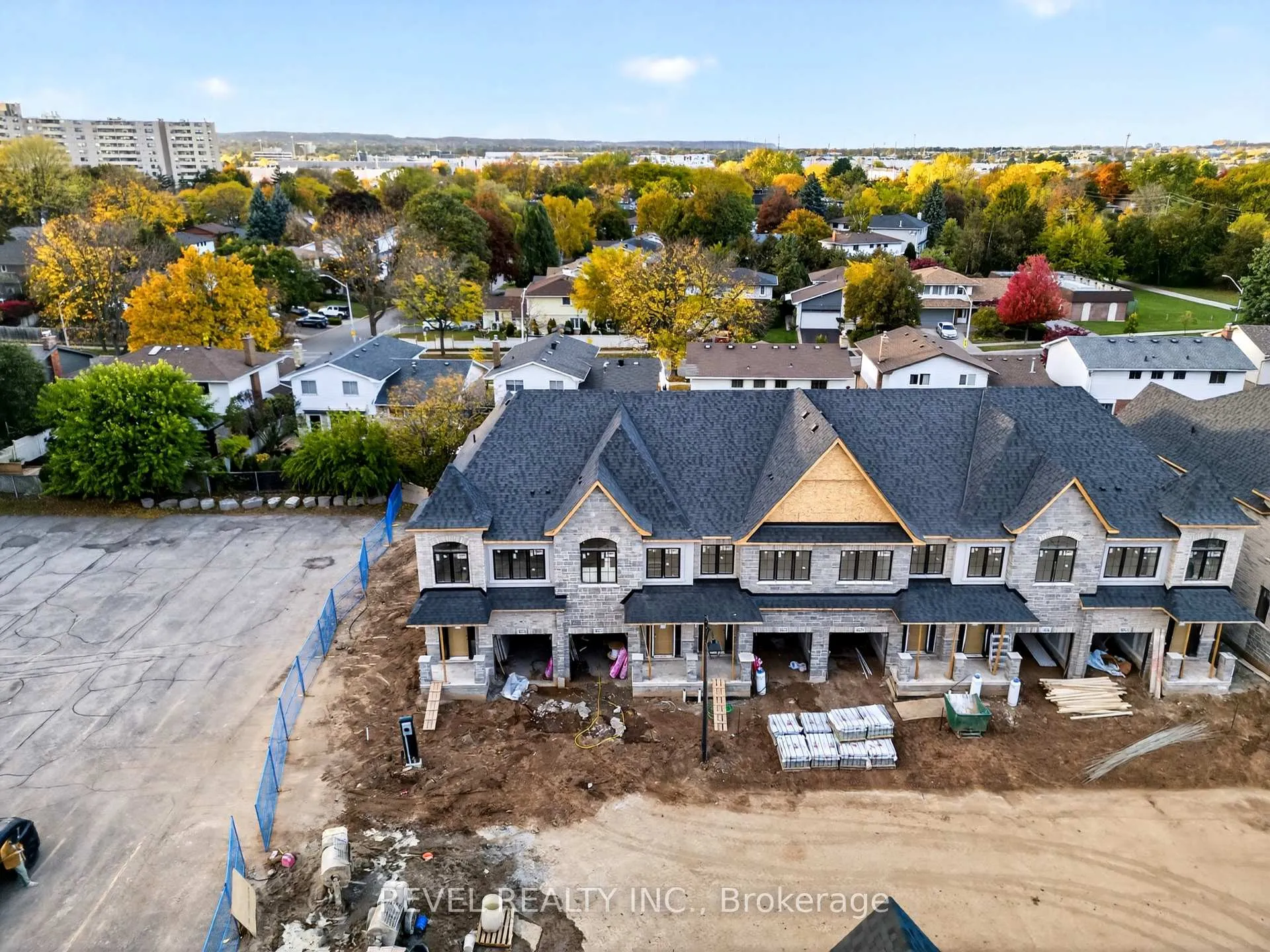 Photo 8 of Unit 2, 600 Maplehill Drive, Burlington, Roseland — HOMEH