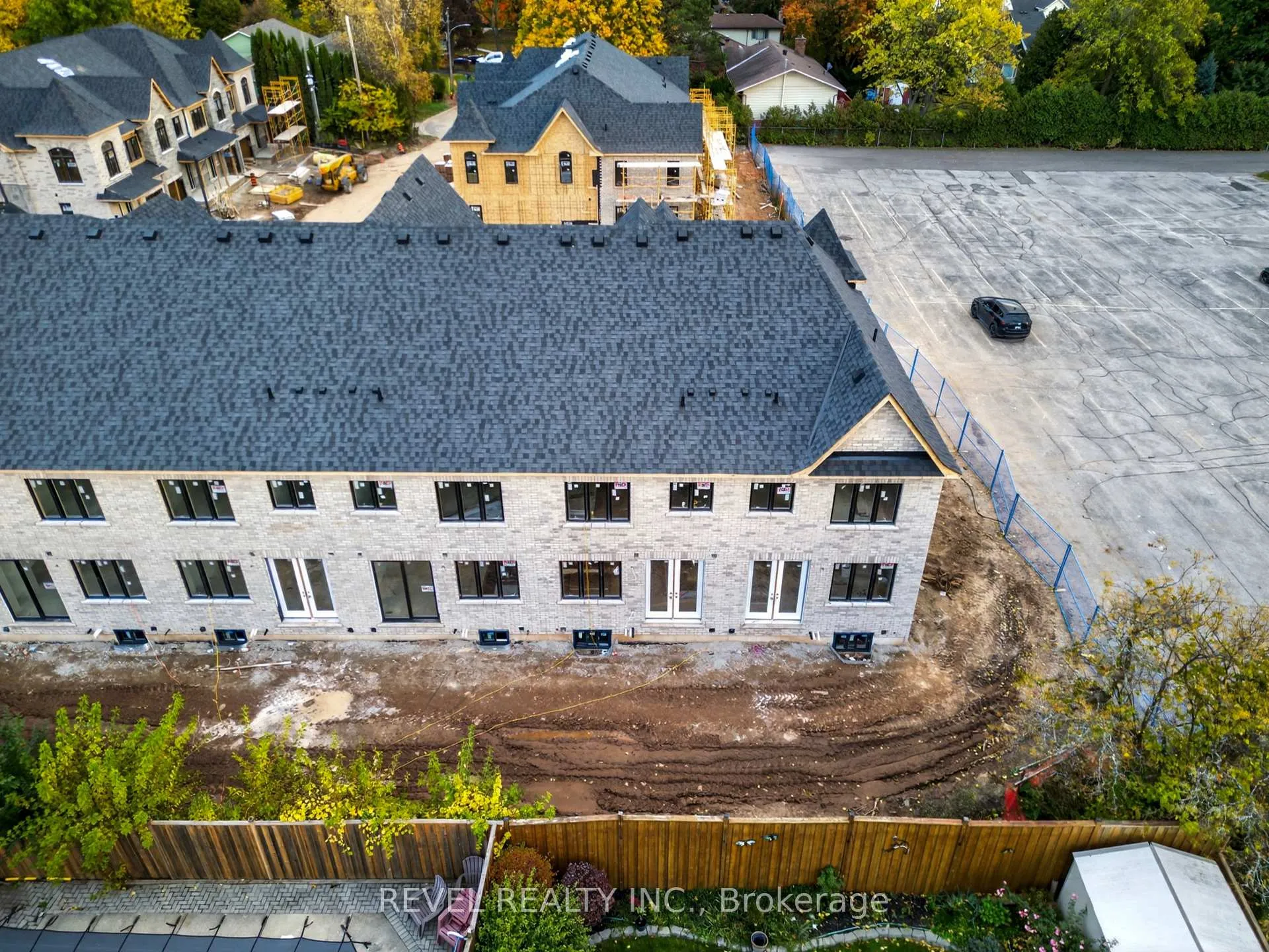 Photo 9 of Unit 2, 600 Maplehill Drive, Burlington, Roseland — HOMEH