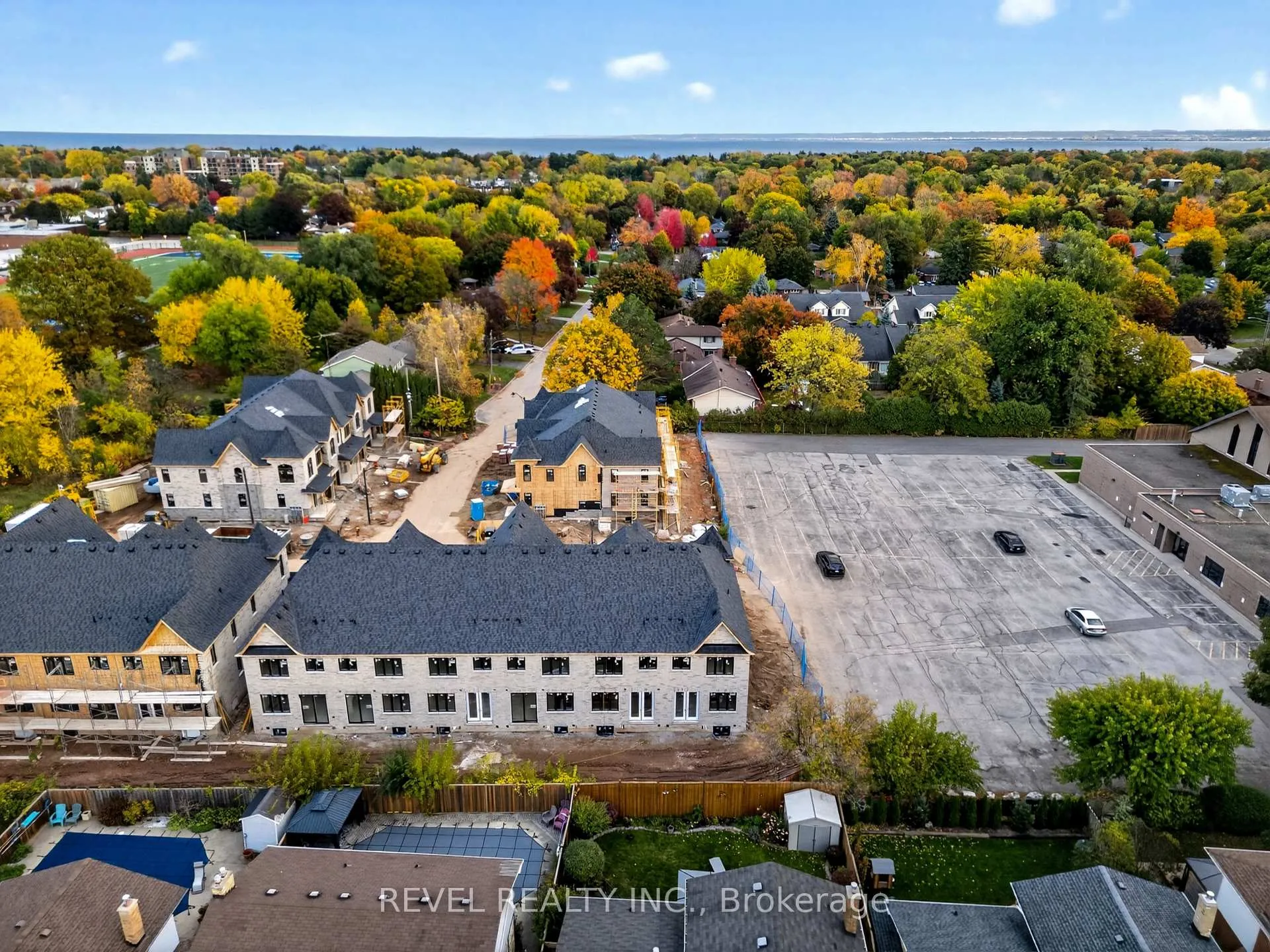 Photo 10 of Unit 2, 600 Maplehill Drive, Burlington, Roseland — HOMEH