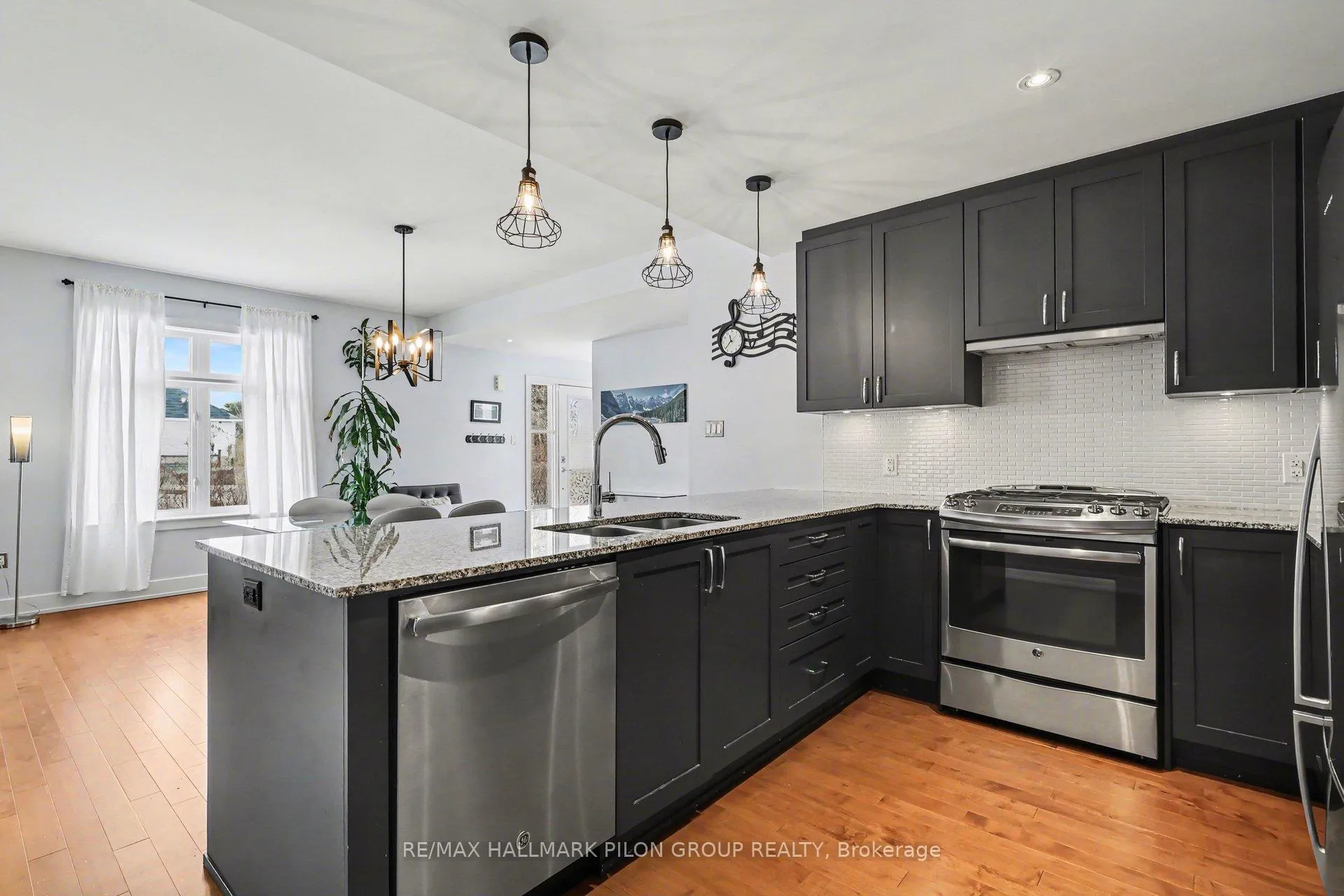 Photo 5 of 200 Mullin Private, Ottawa, Mer Bleue/Bradley Estates/Anderson Park — HOMEH